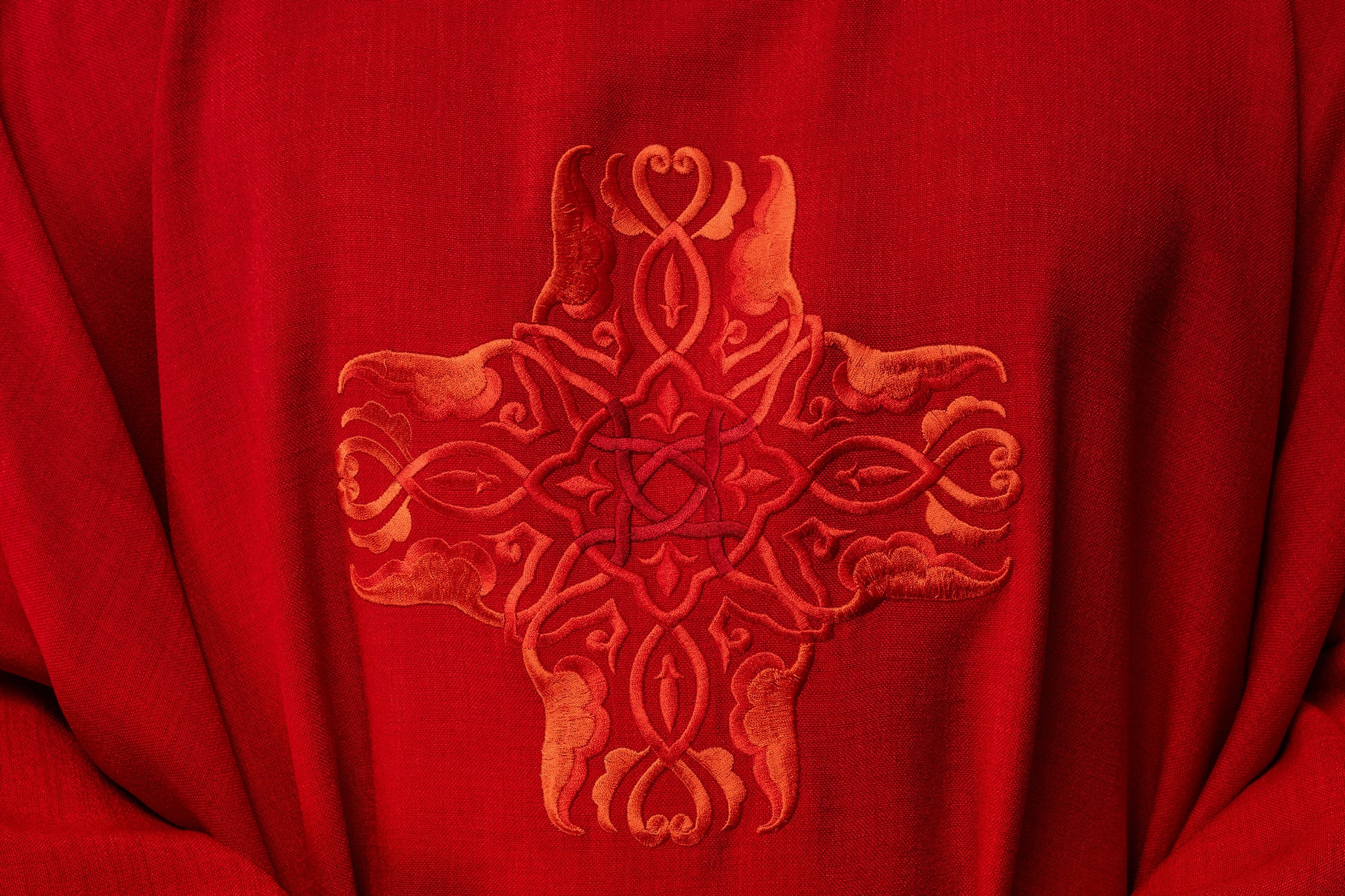 L'habillement liturgique approprié d'un prêtre - que dit l'instruction ?