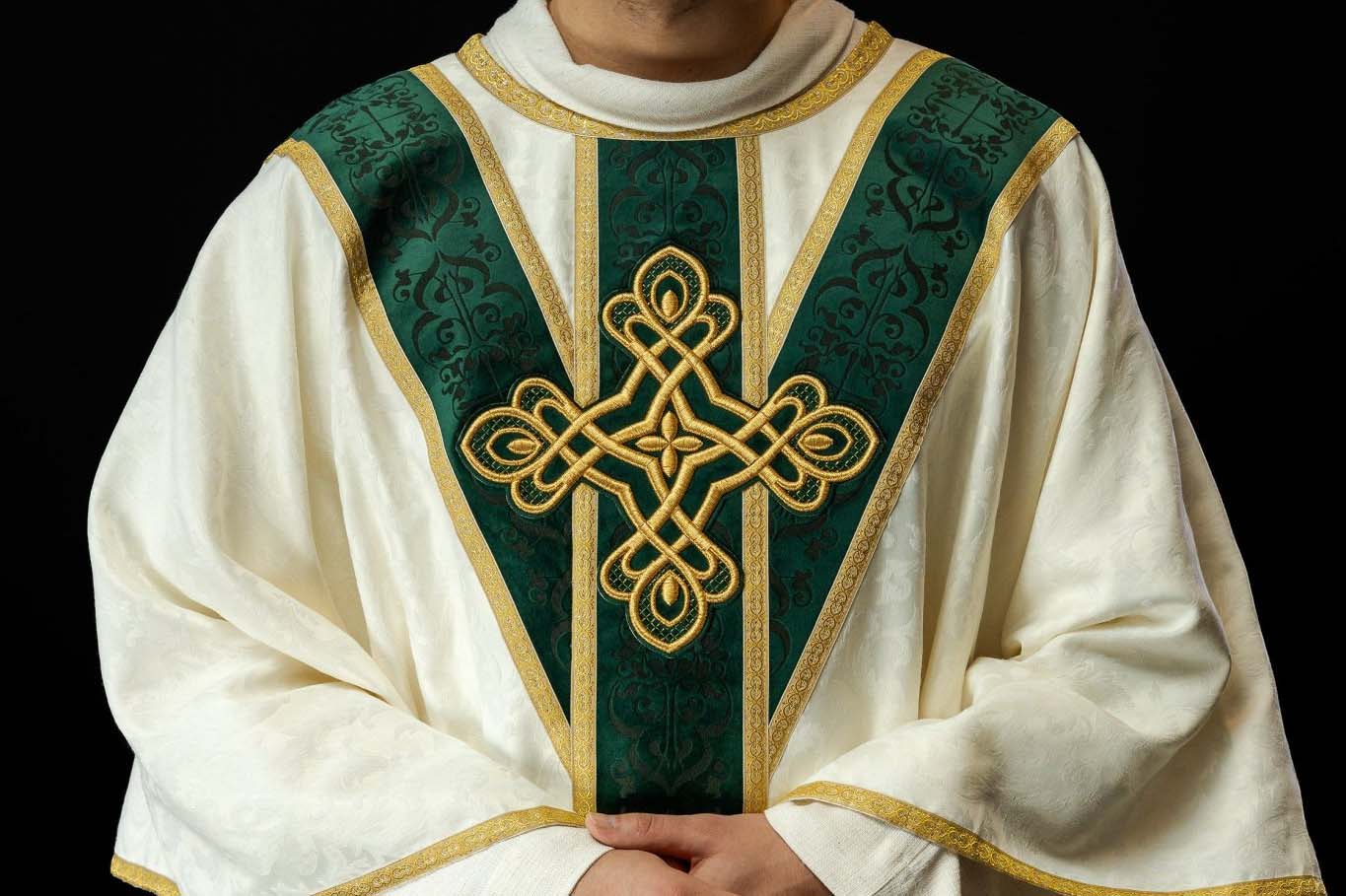 Chasubles modernes : est-il possible d'allier tradition et design ? - CHASUBLES.FR