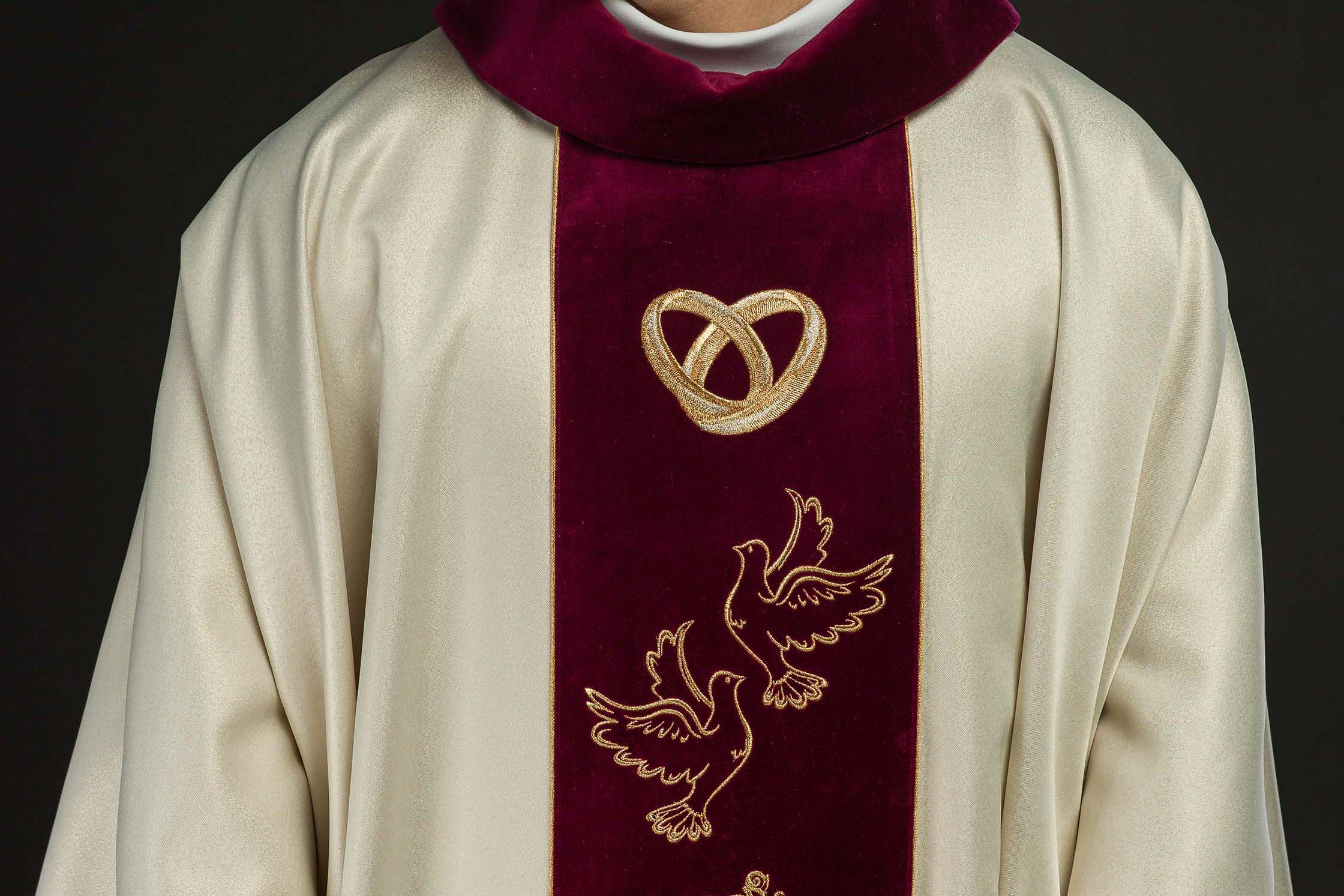 Chasubles pour mariage : symbolique et esthétique - CHASUBLES.FR