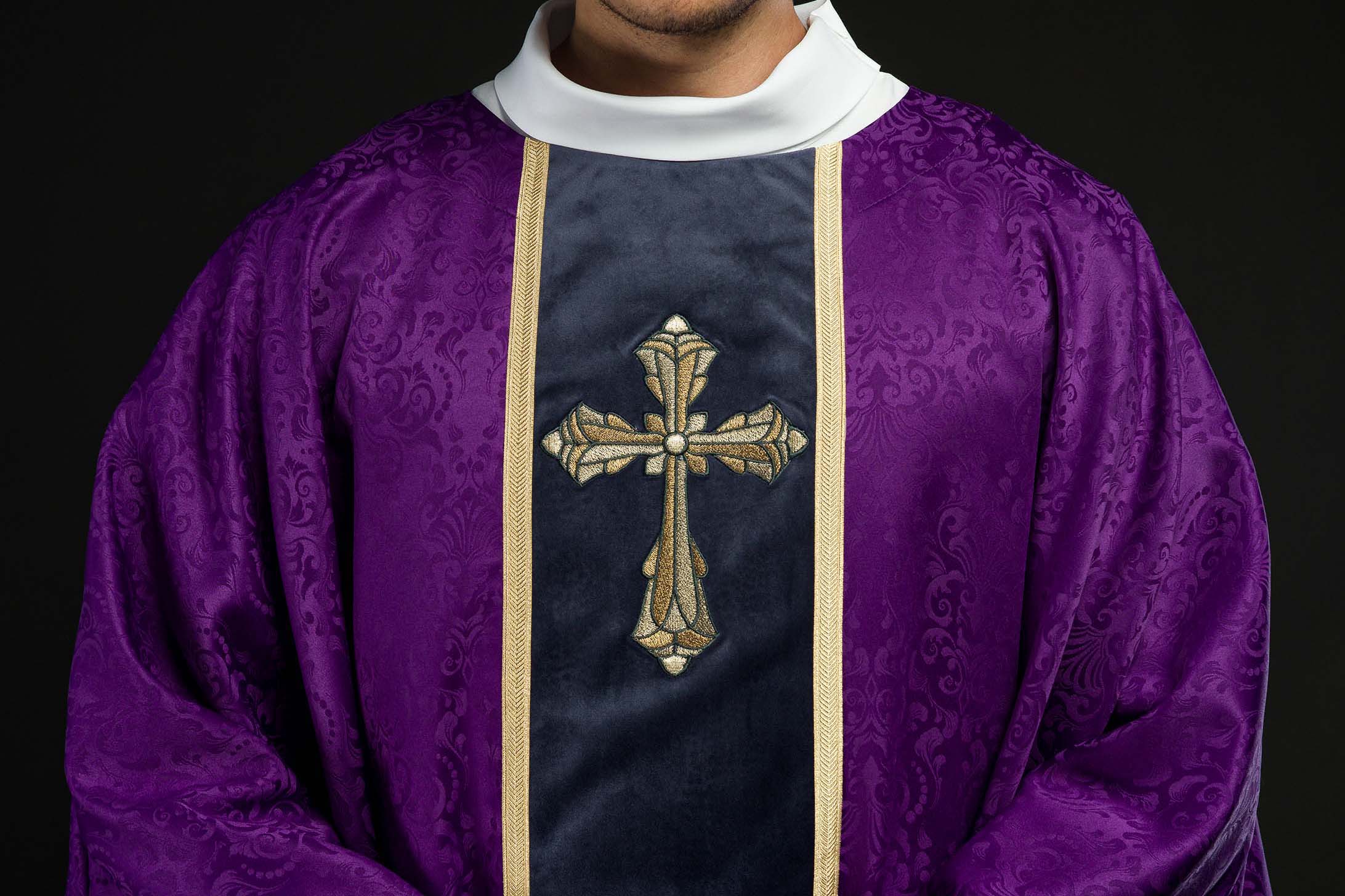 Comment choisir une chasuble pour la période liturgique ? Guide de la symbolique des couleurs et des broderies - CHASUBLES.FR