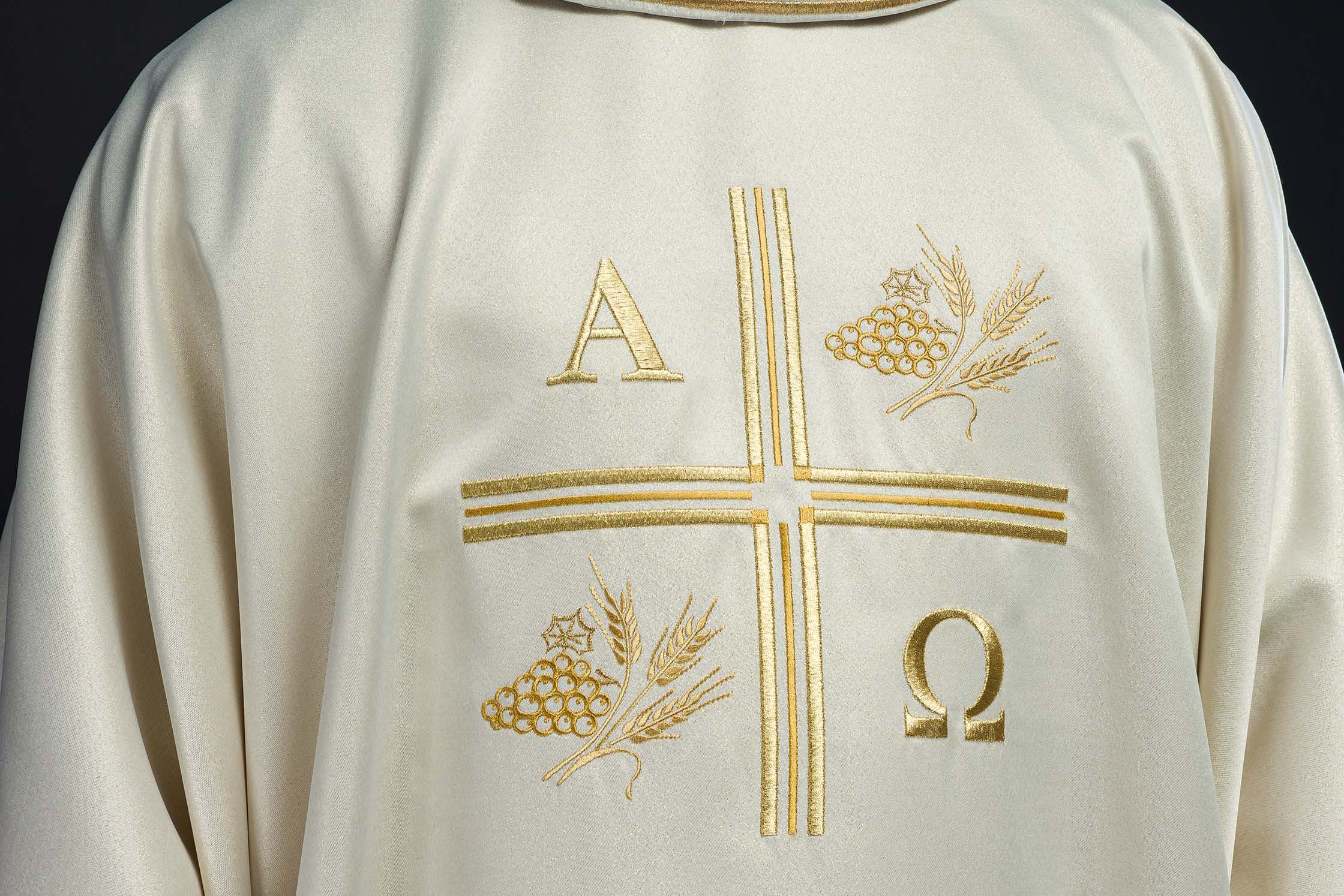 Ensemble de vêtements liturgiques - que devrait-on trouver dans l'équipement d'une paroisse ? - CHASUBLES.FR
