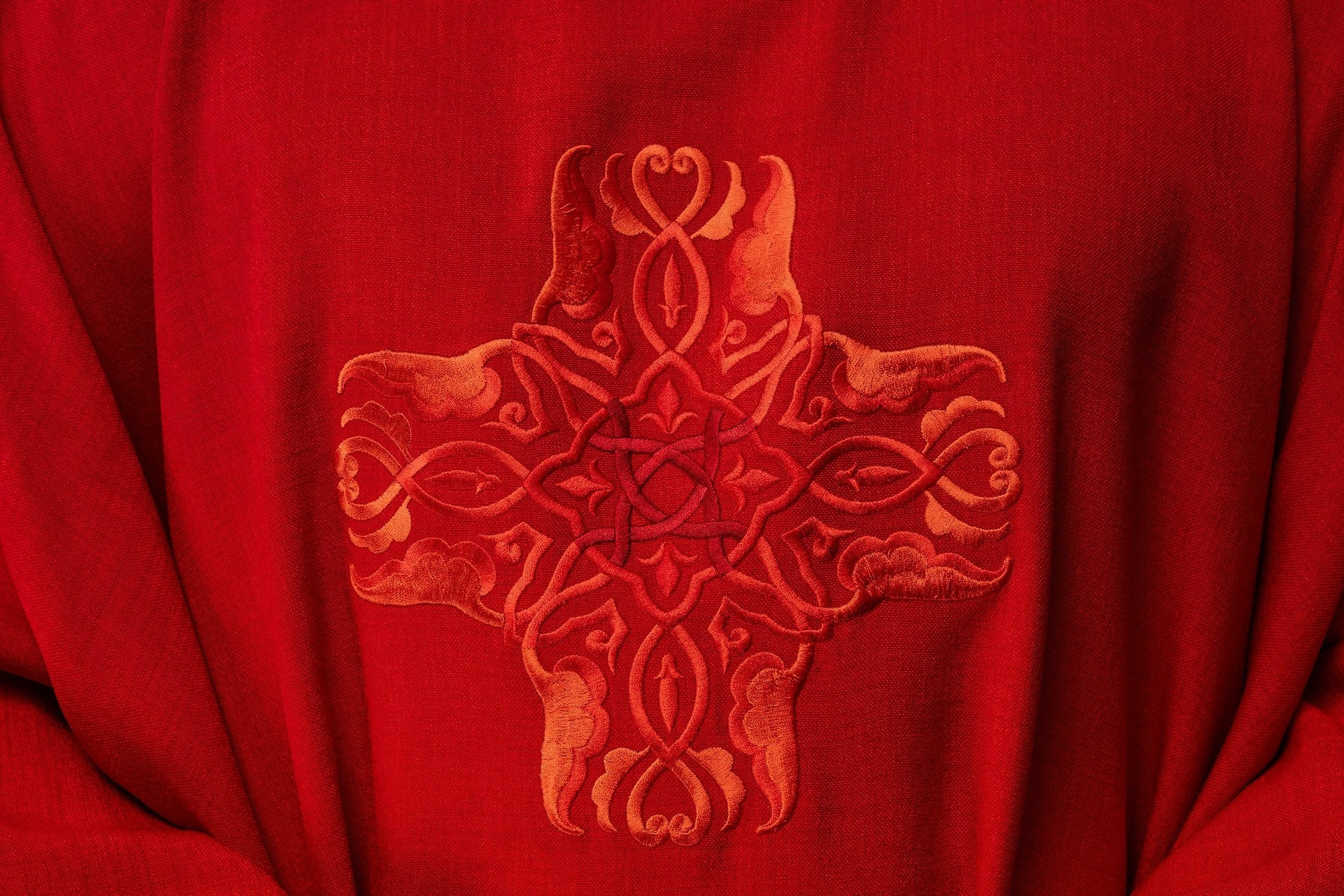 L'habillement liturgique approprié d'un prêtre - que dit l'instruction ? - CHASUBLES.FR