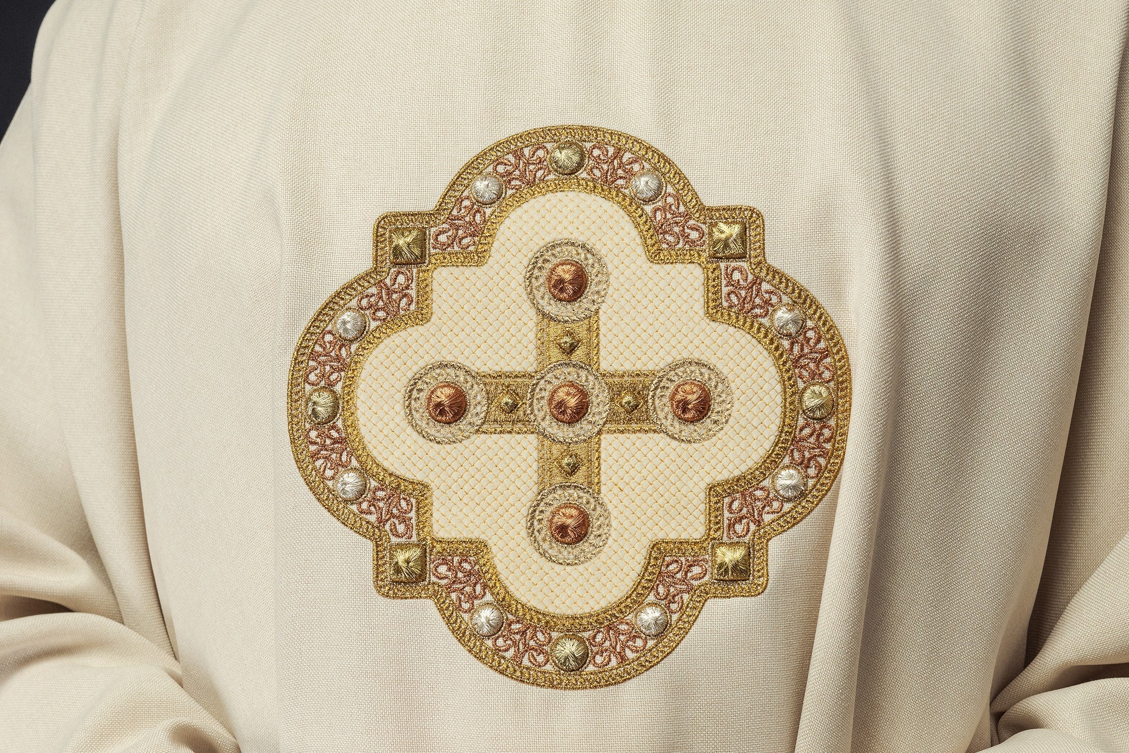Quelle chasuble convient le mieux à un aumônier d'hôpital ? - CHASUBLES.FR