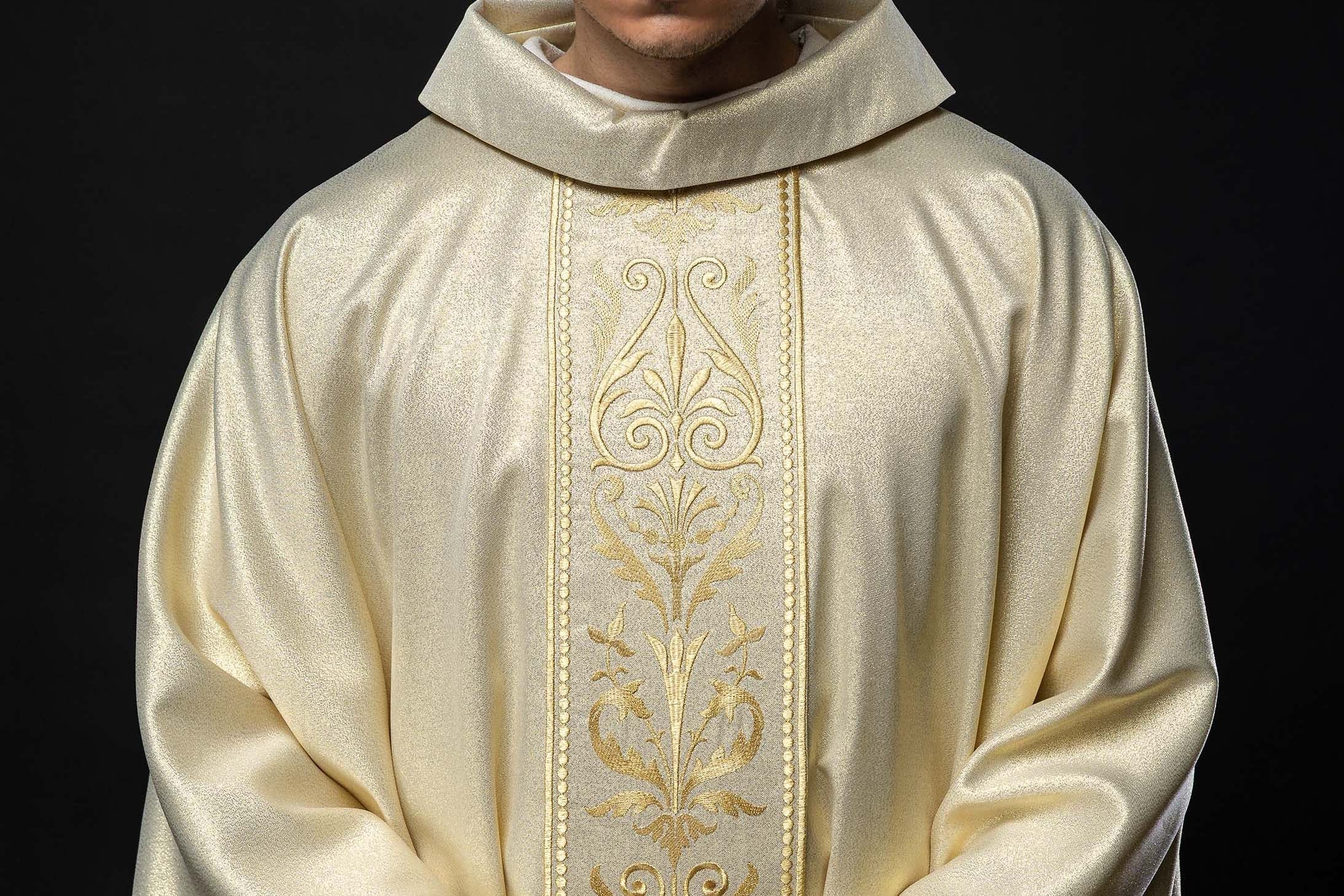 Quelles chasubles pour la solennité du Christ Roi ? Guide de l'élégance liturgique et du symbolisme - CHASUBLES.FR