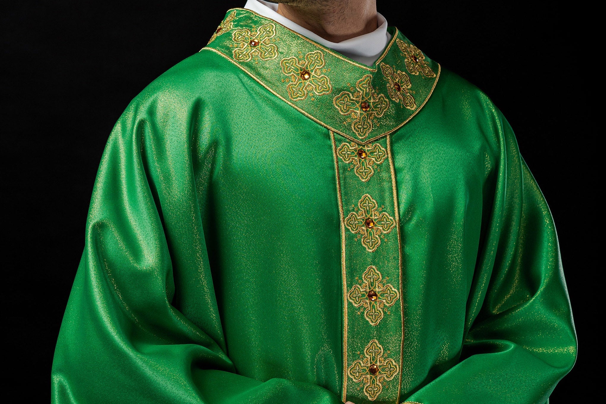 Un prêtre peut-il avoir sa propre chasuble, indépendamment de la paroisse ? - CHASUBLES.FR
