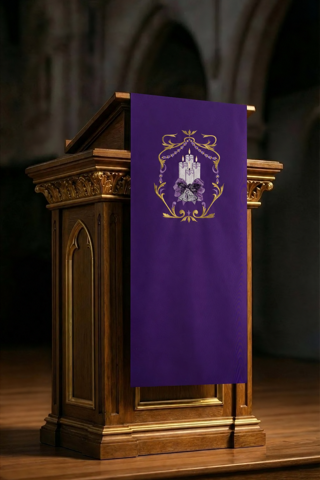 Violet voile de lutrin de l'Avent brodée d'un motif de bougie, vue de face