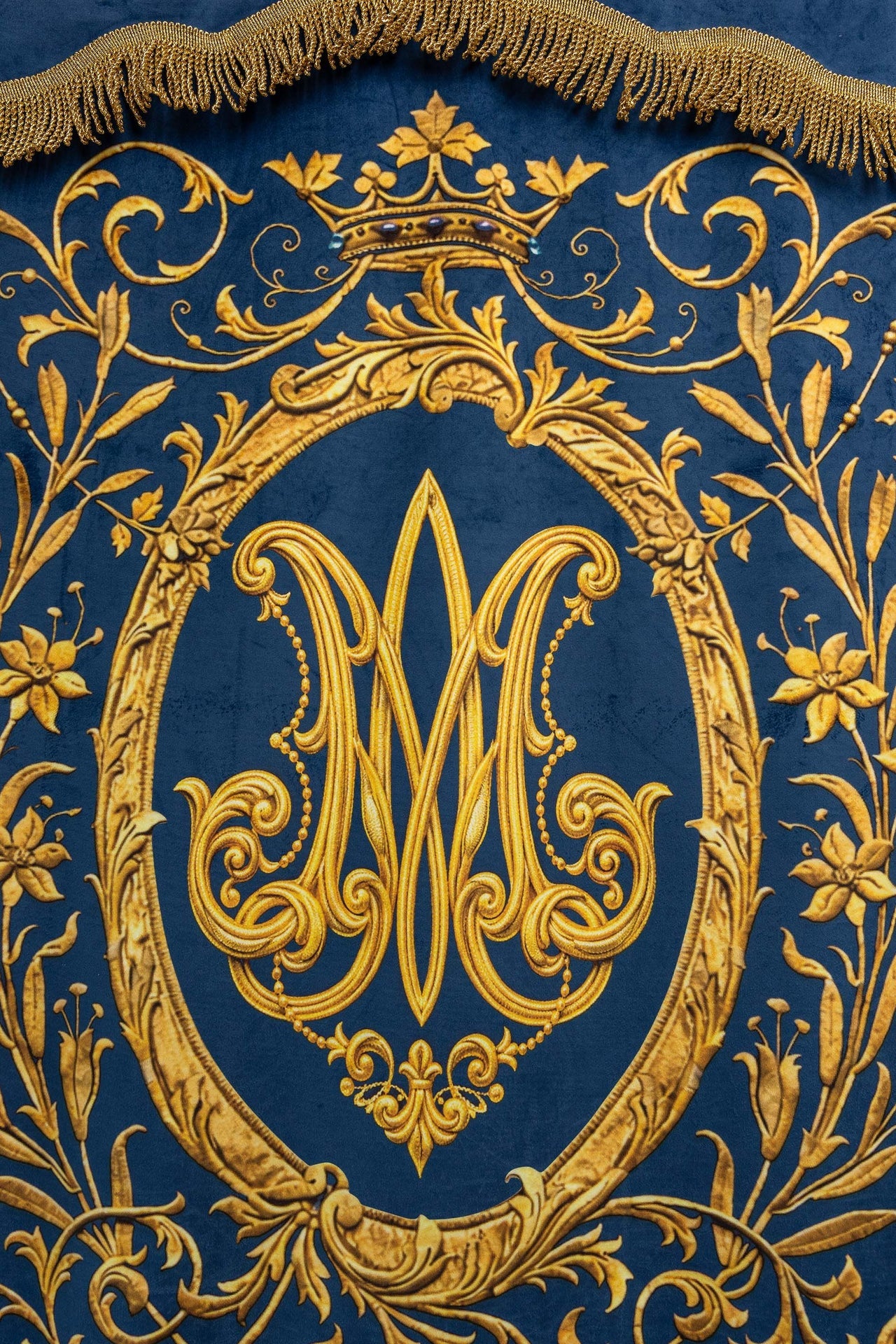 Bannière liturgique imprimée recto verso avec l’image de Notre-Dame de l’Immaculée Conception et le monogramme marial