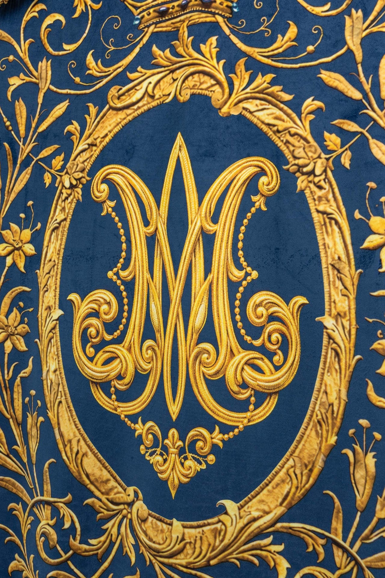 Bannière liturgique imprimée recto verso avec l’image de Notre-Dame de l’Immaculée Conception et le monogramme marial