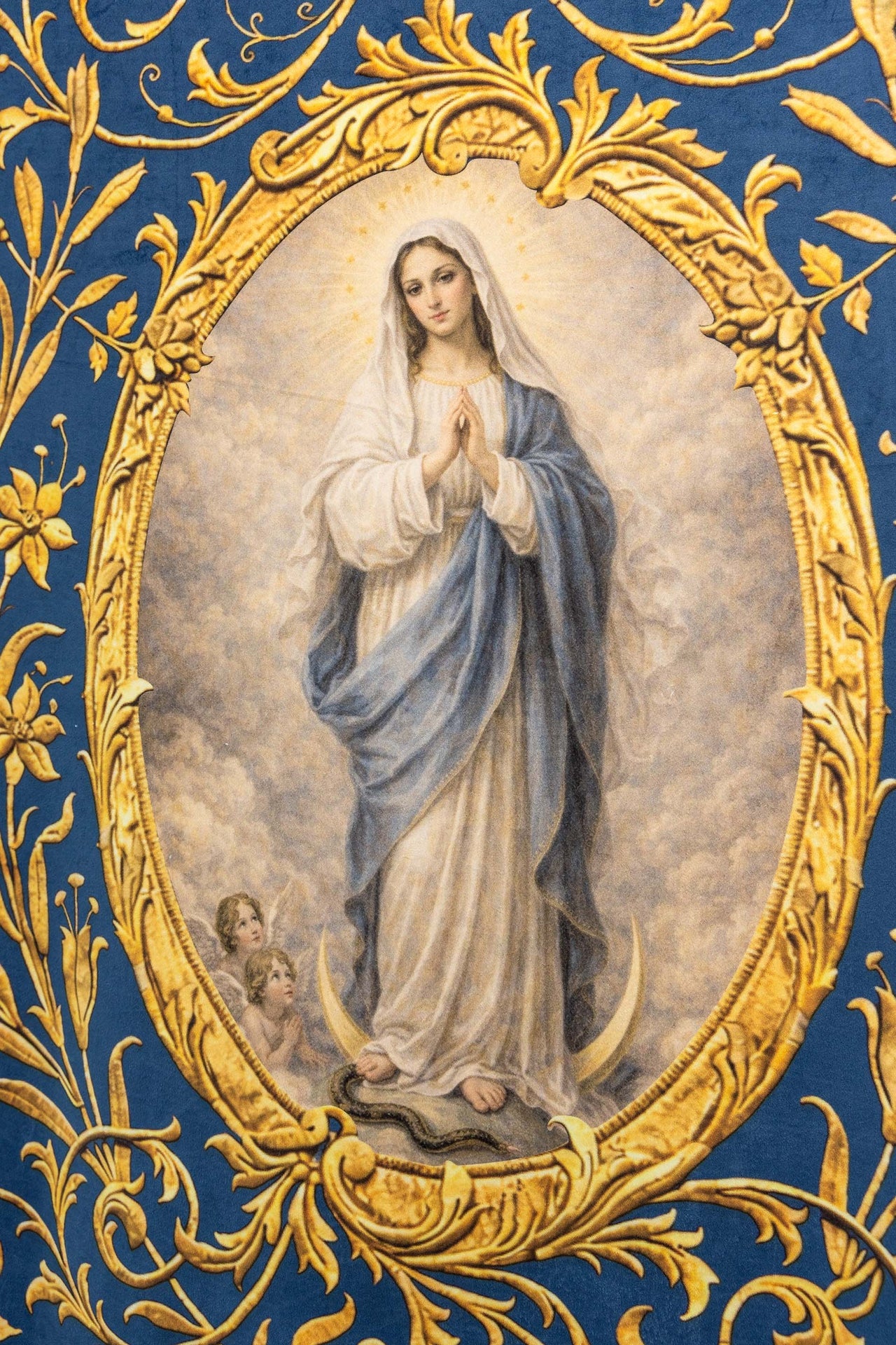 Bannière liturgique imprimée recto verso avec l’image de Notre-Dame de l’Immaculée Conception et le monogramme marial