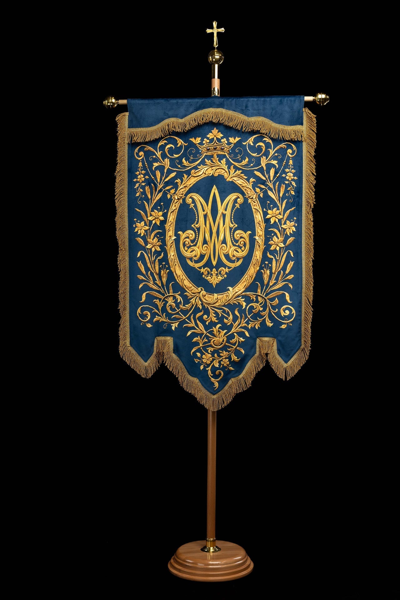 Bannière liturgique imprimée recto verso avec l’image de Notre-Dame de l’Immaculée Conception et le monogramme marial