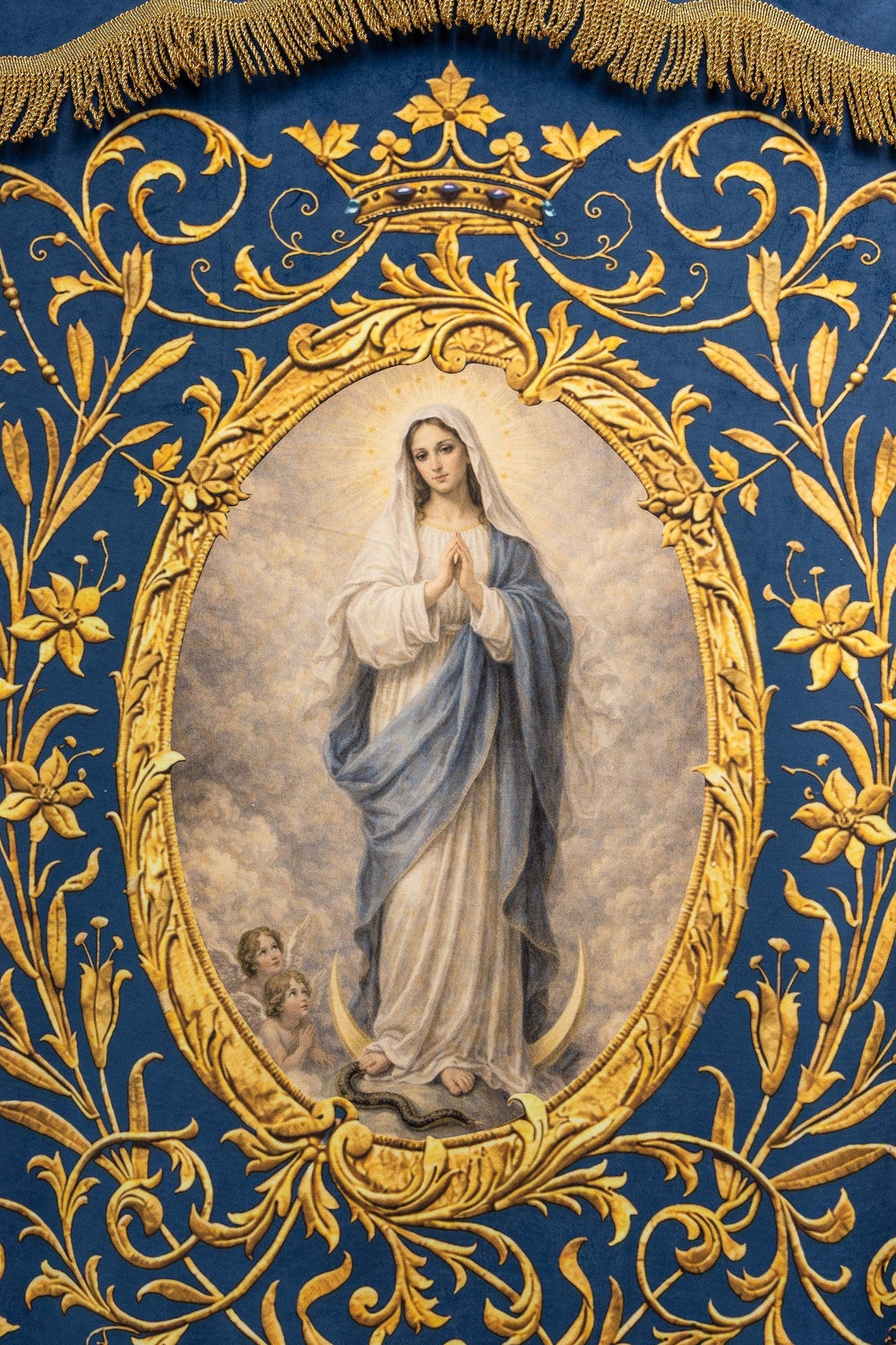 Bannière liturgique imprimée recto verso avec l’image de Notre-Dame de l’Immaculée Conception et le monogramme marial