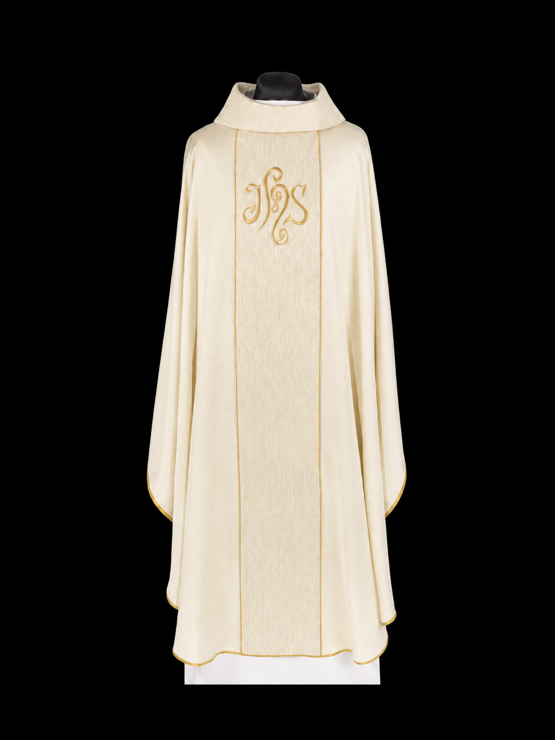 Chasuble écrue ornée d’une bande et d’une broderie IHS