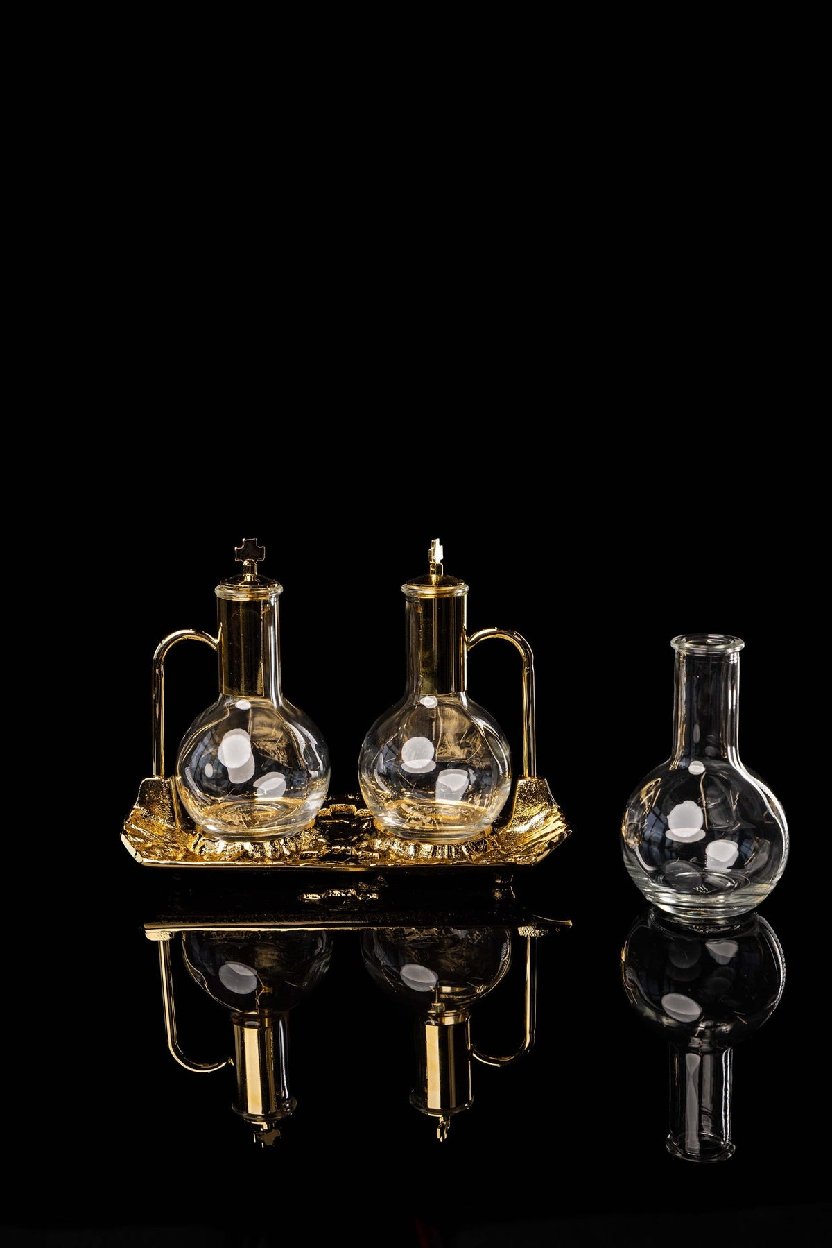 Burettes liturgiques pour le vin et l’eau avec plateau plaqué or