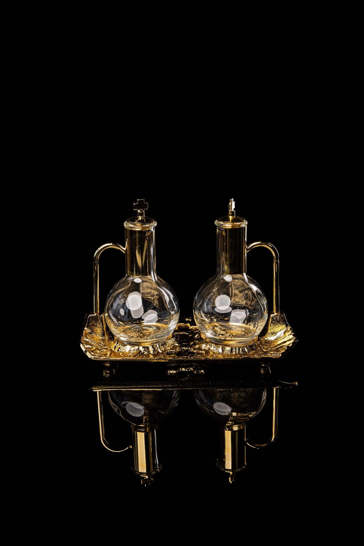 Burettes liturgiques pour le vin et l’eau avec plateau plaqué or