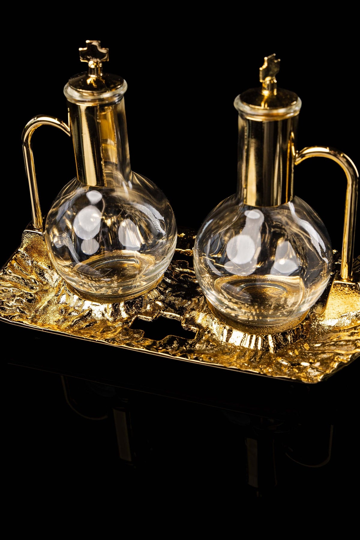 Burettes liturgiques pour le vin et l’eau avec plateau plaqué or
