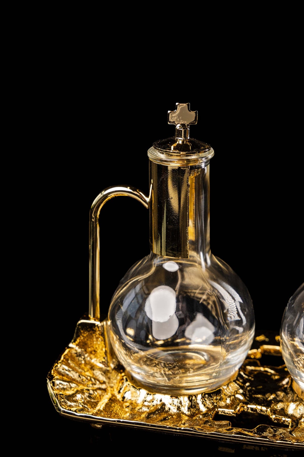 Burettes liturgiques pour le vin et l’eau avec plateau plaqué or