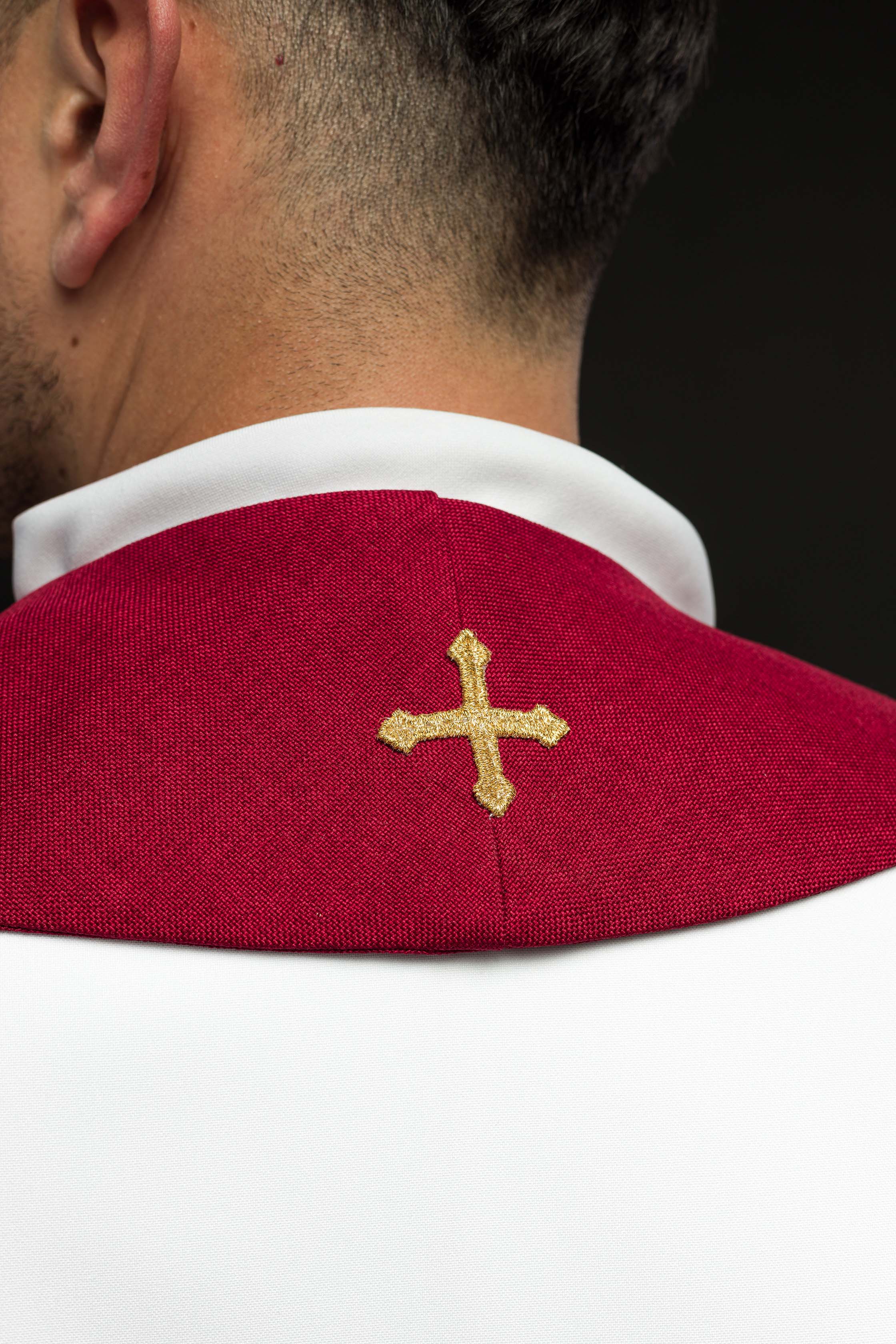 Étole brodée avec motif IHS rouge