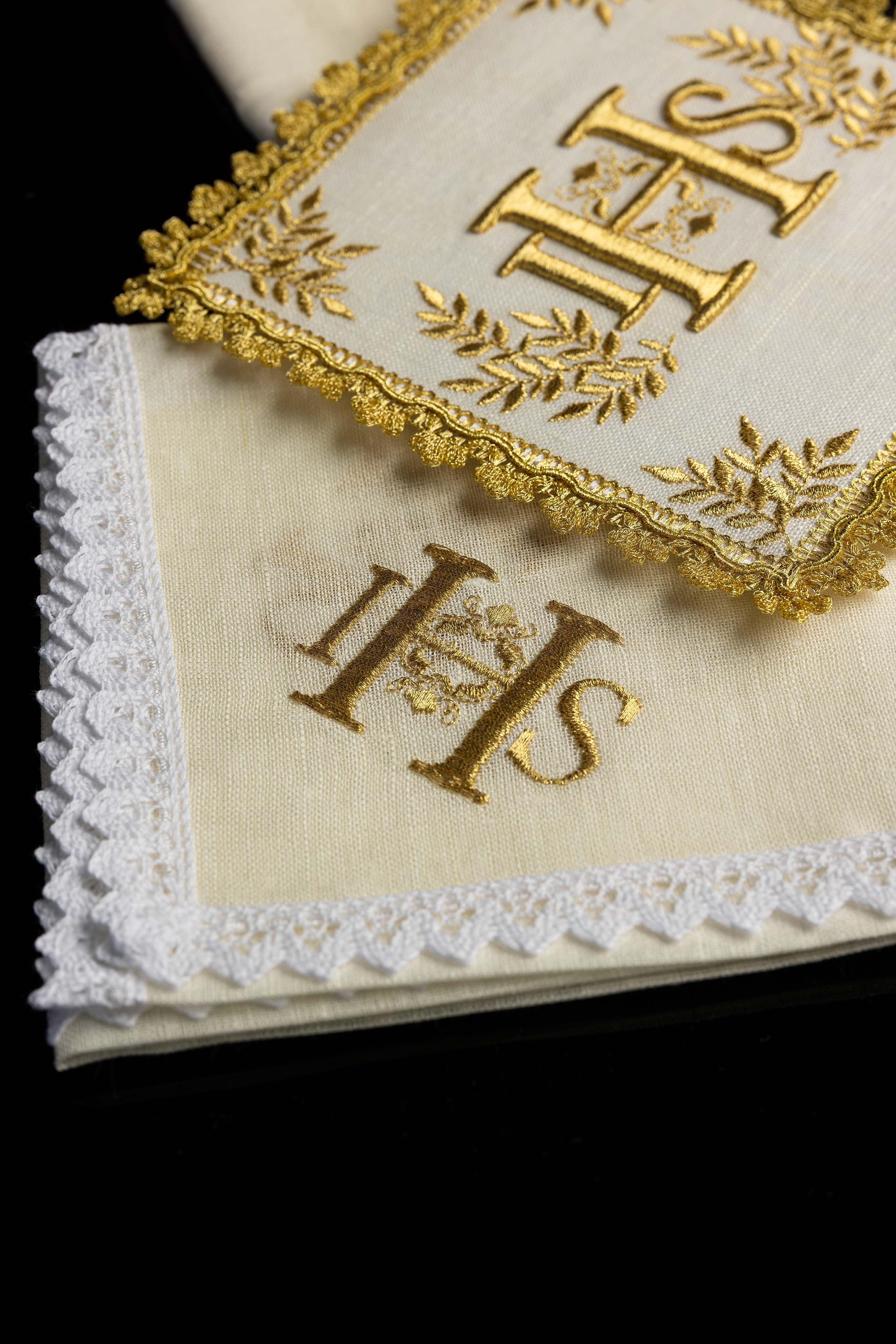 Ensemble de Linge d'autel richement décoré avec le motif IHS