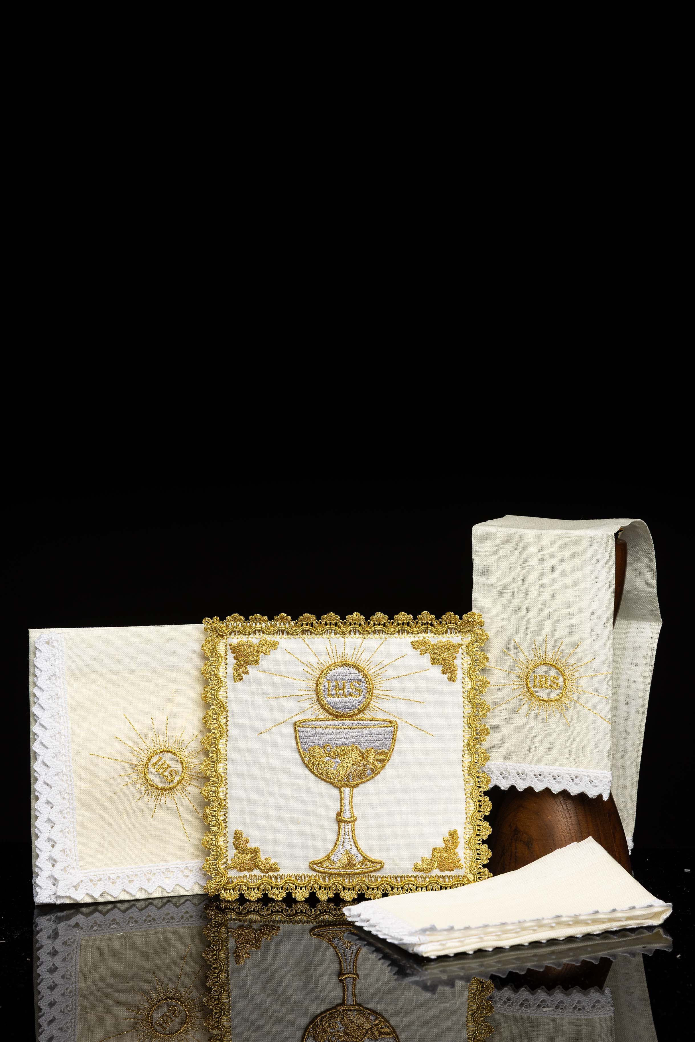 Ensemble de Linge d'autel avec un motif de calice doré