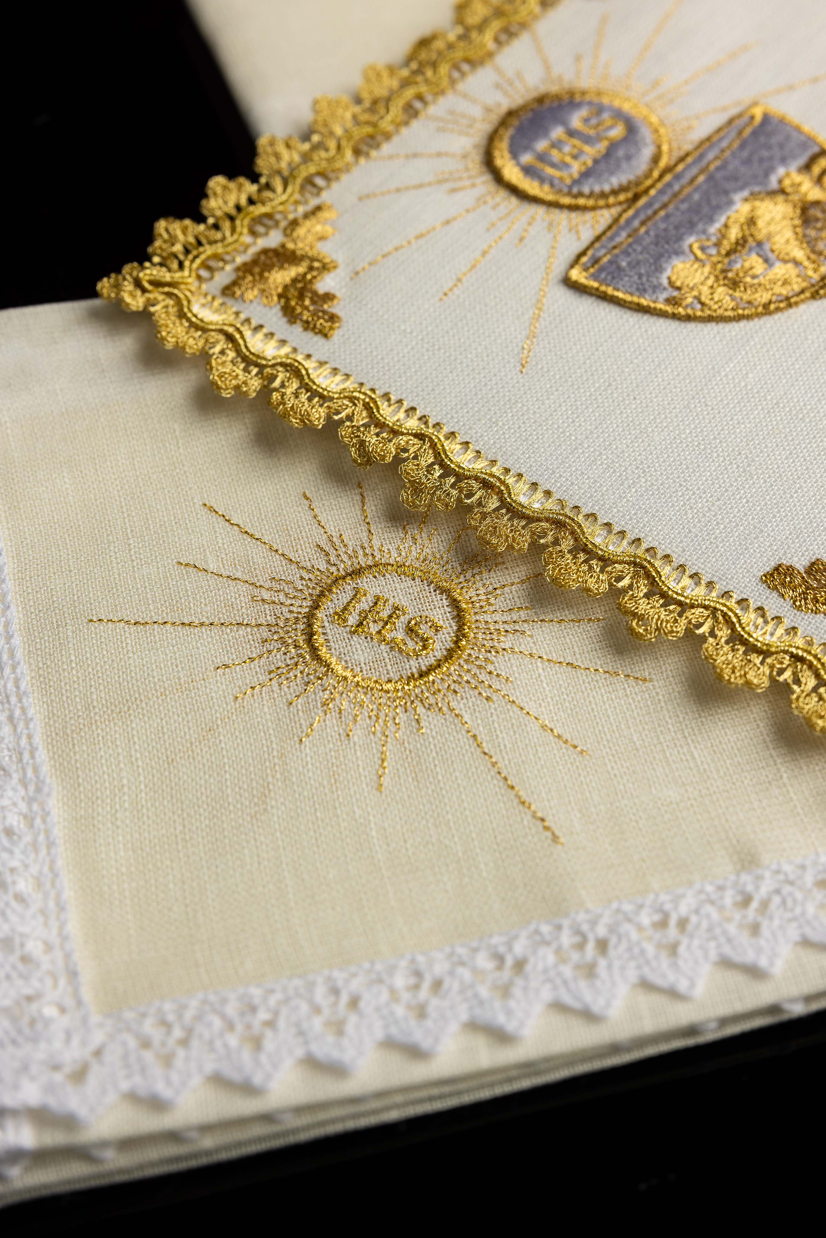 Ensemble de Linge d'autel avec un motif de calice doré