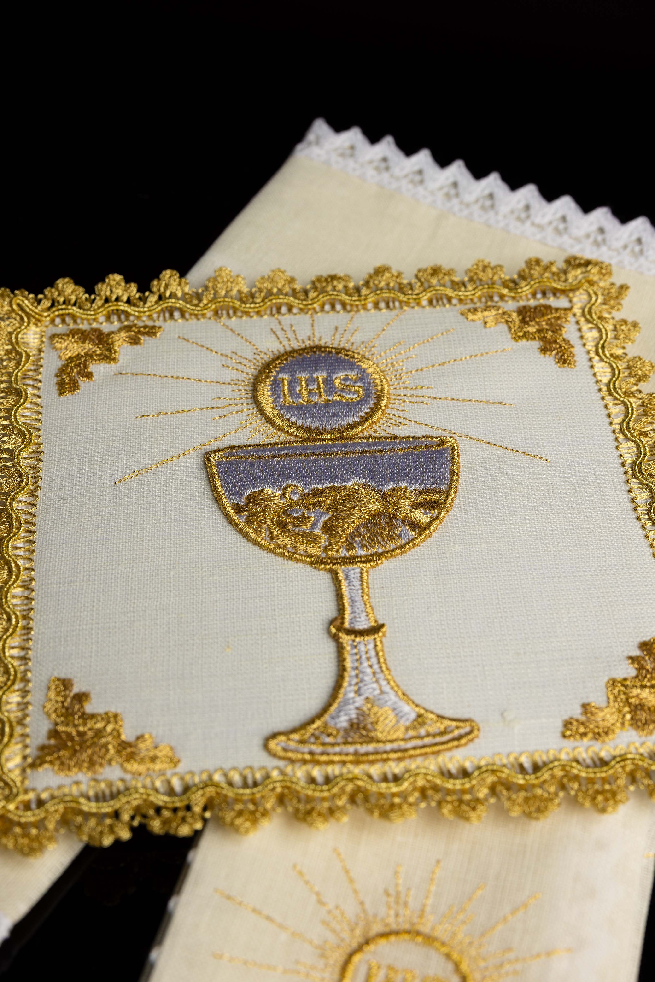 Ensemble de Linge d'autel avec un motif de calice doré