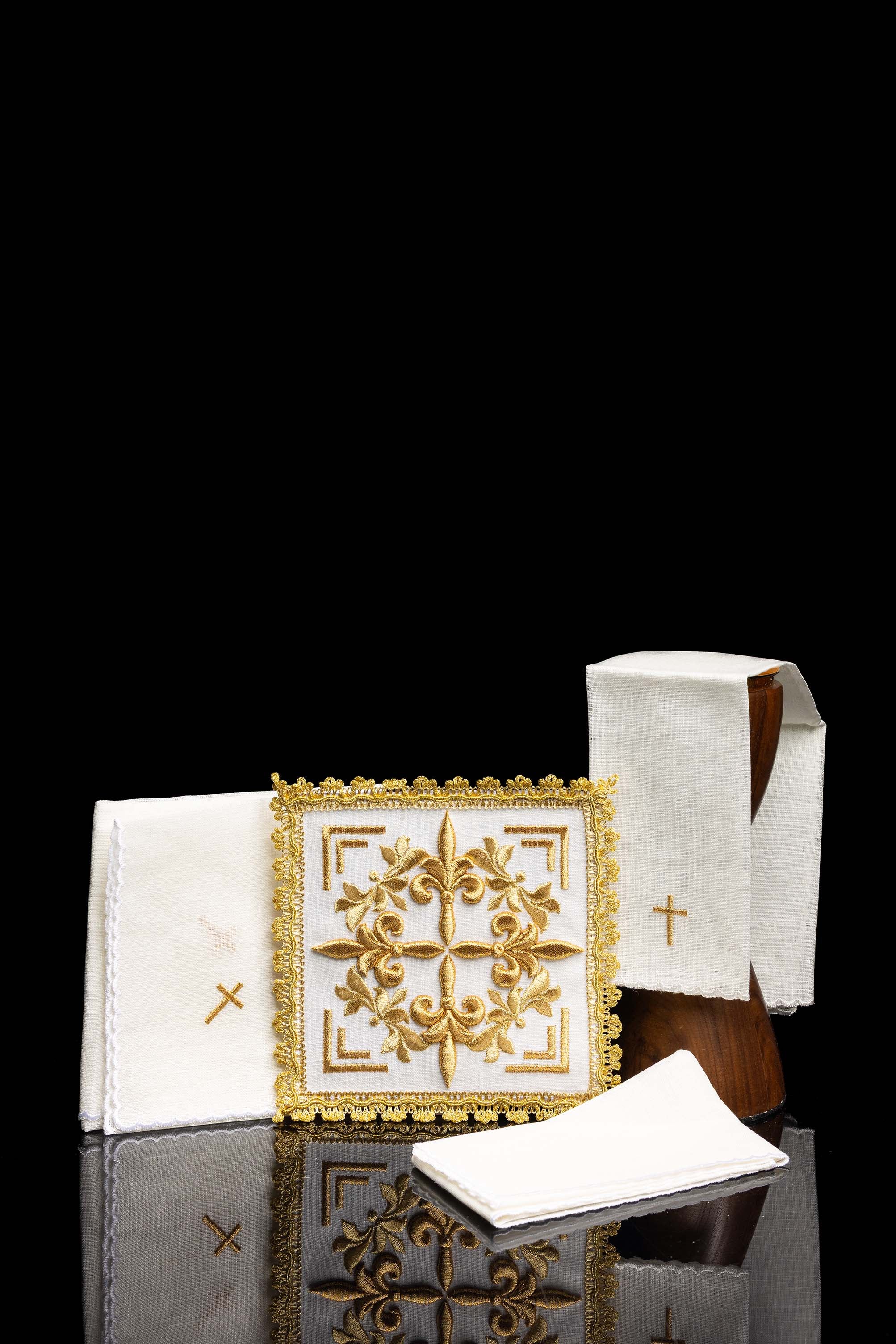 Linge d'autel avec le motif de la croix