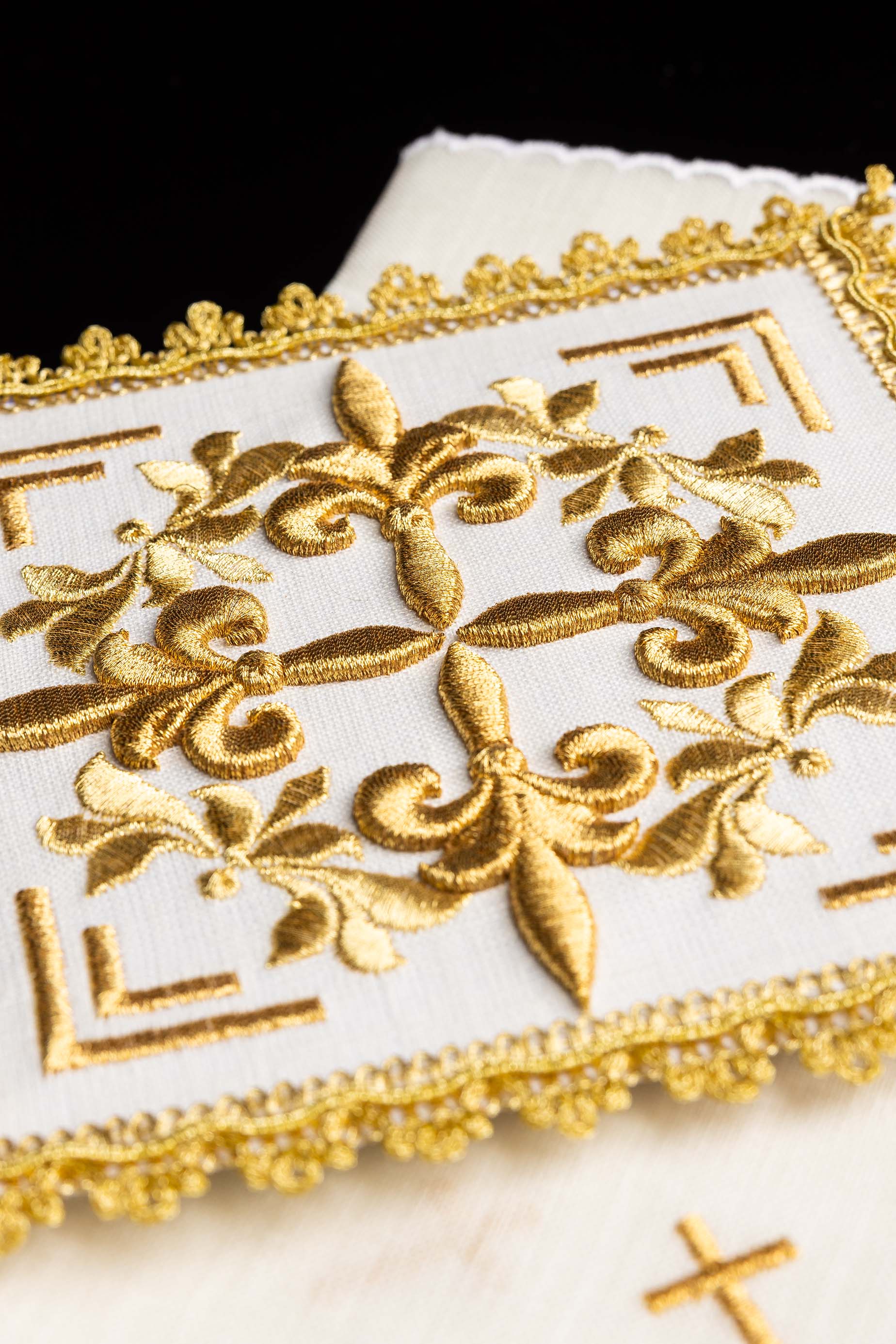 Linge d'autel avec le motif de la croix