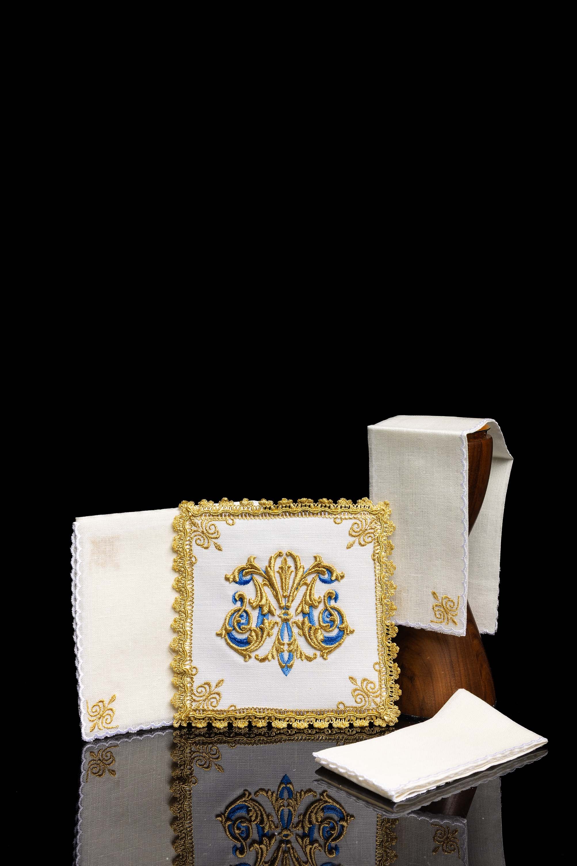 Linge d'autel brodé avec le symbole marial