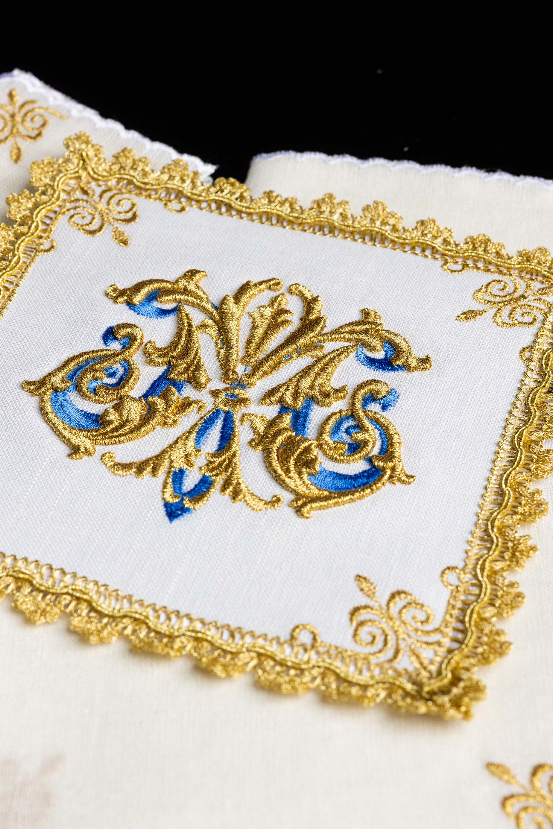 Linge d'autel brodé avec le symbole marial
