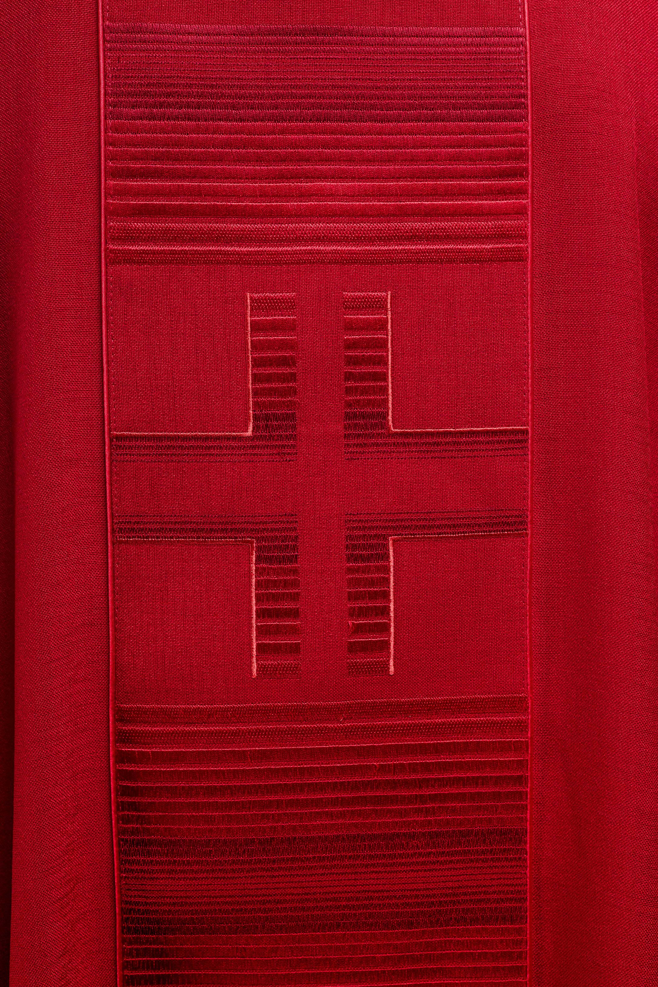 Chasuble doré brodé avec le motif du Cœur de Jésus et du Calice