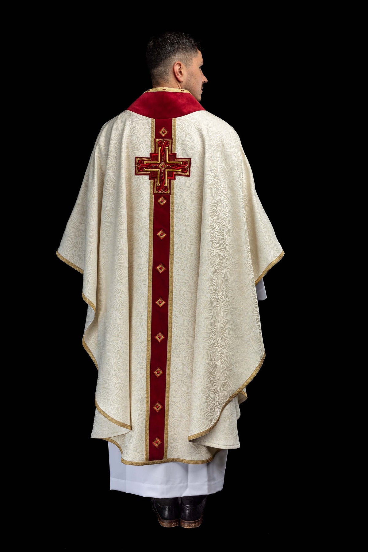Chasuble faite main avec croix brodée et pierres naturelles 7012