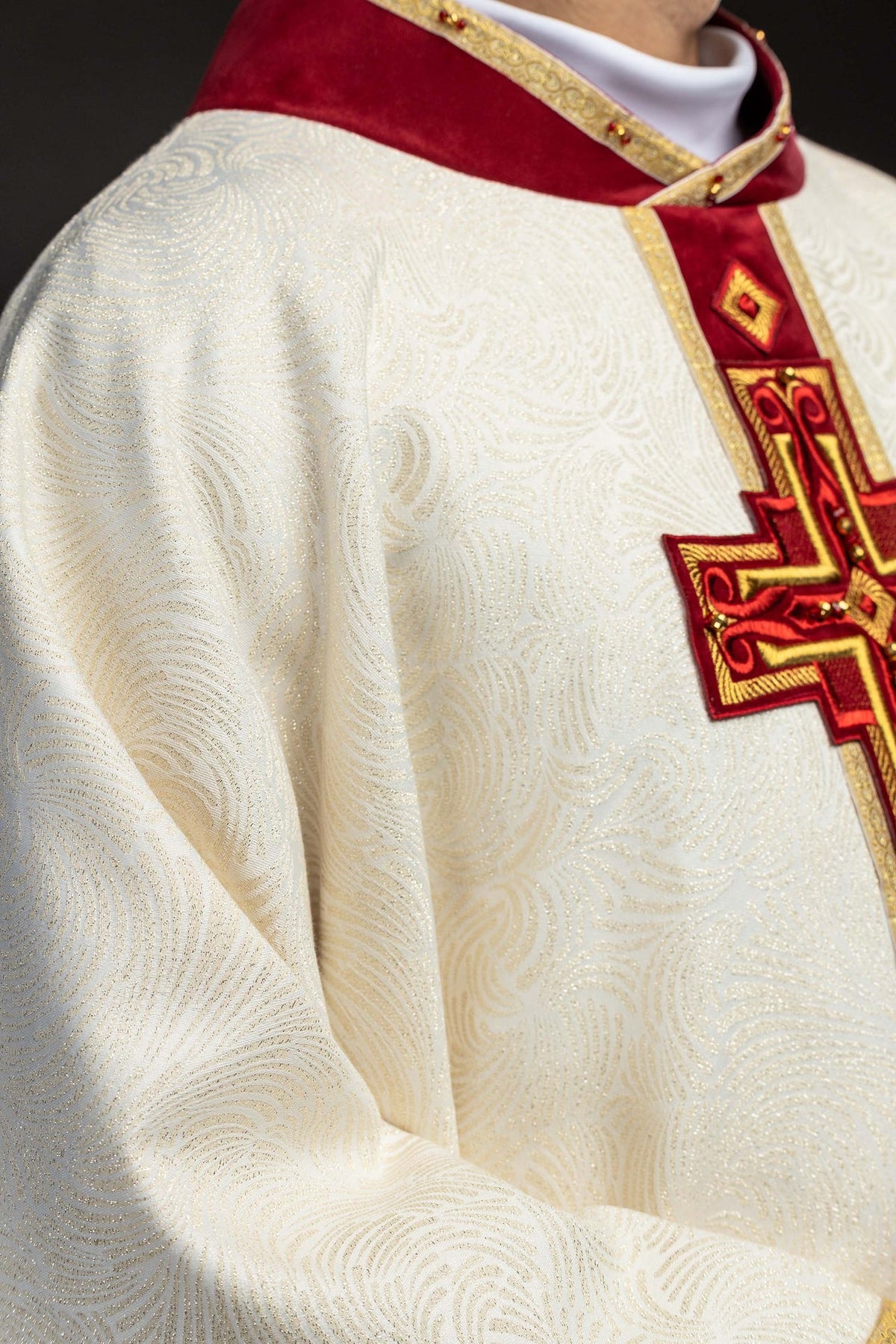 Chasuble faite main avec croix brodée et pierres naturelles 7012