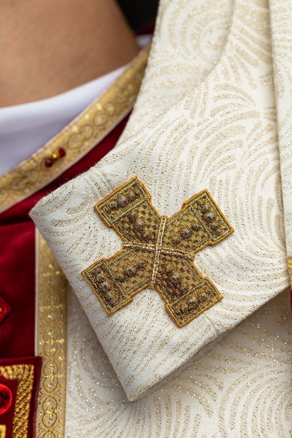 Chasuble faite main avec croix brodée et pierres naturelles 7012