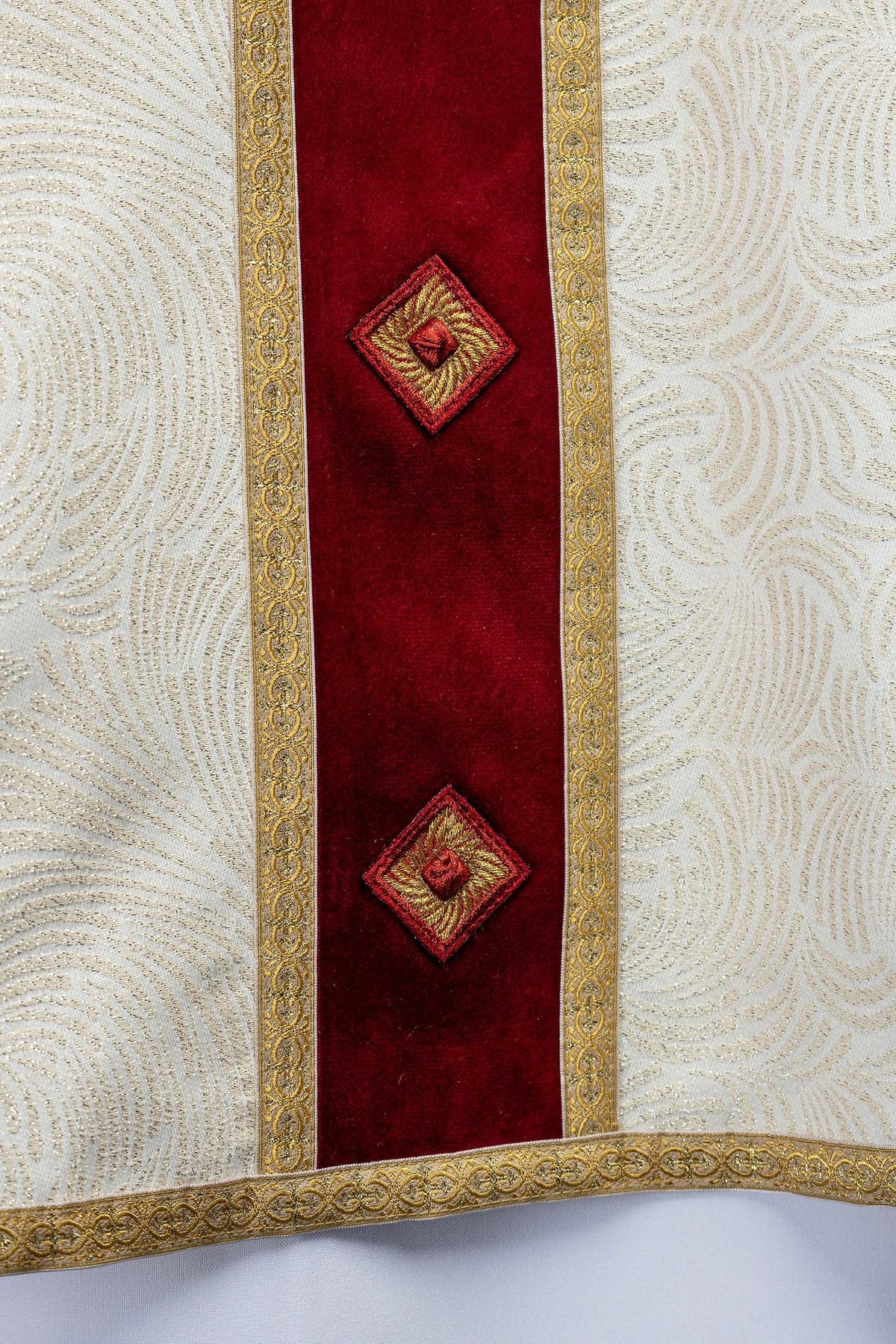 Chasuble faite main avec croix brodée et pierres naturelles 7012