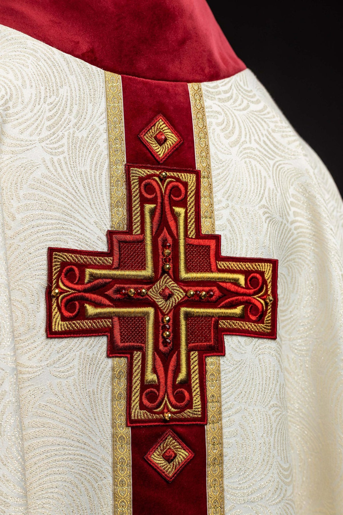 Chasuble faite main avec croix brodée et pierres naturelles 7012