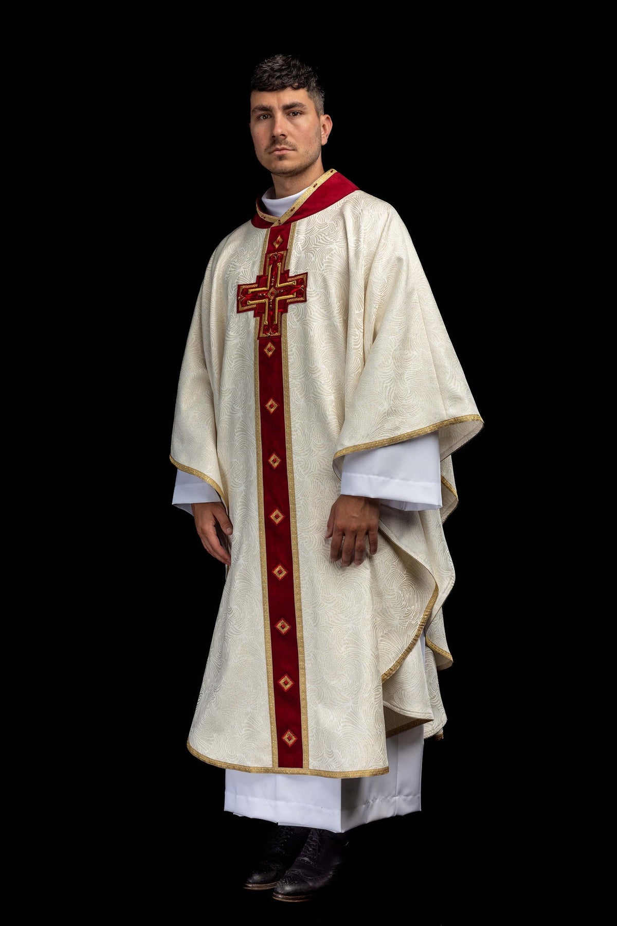 Chasuble faite main avec croix brodée et pierres naturelles 7012