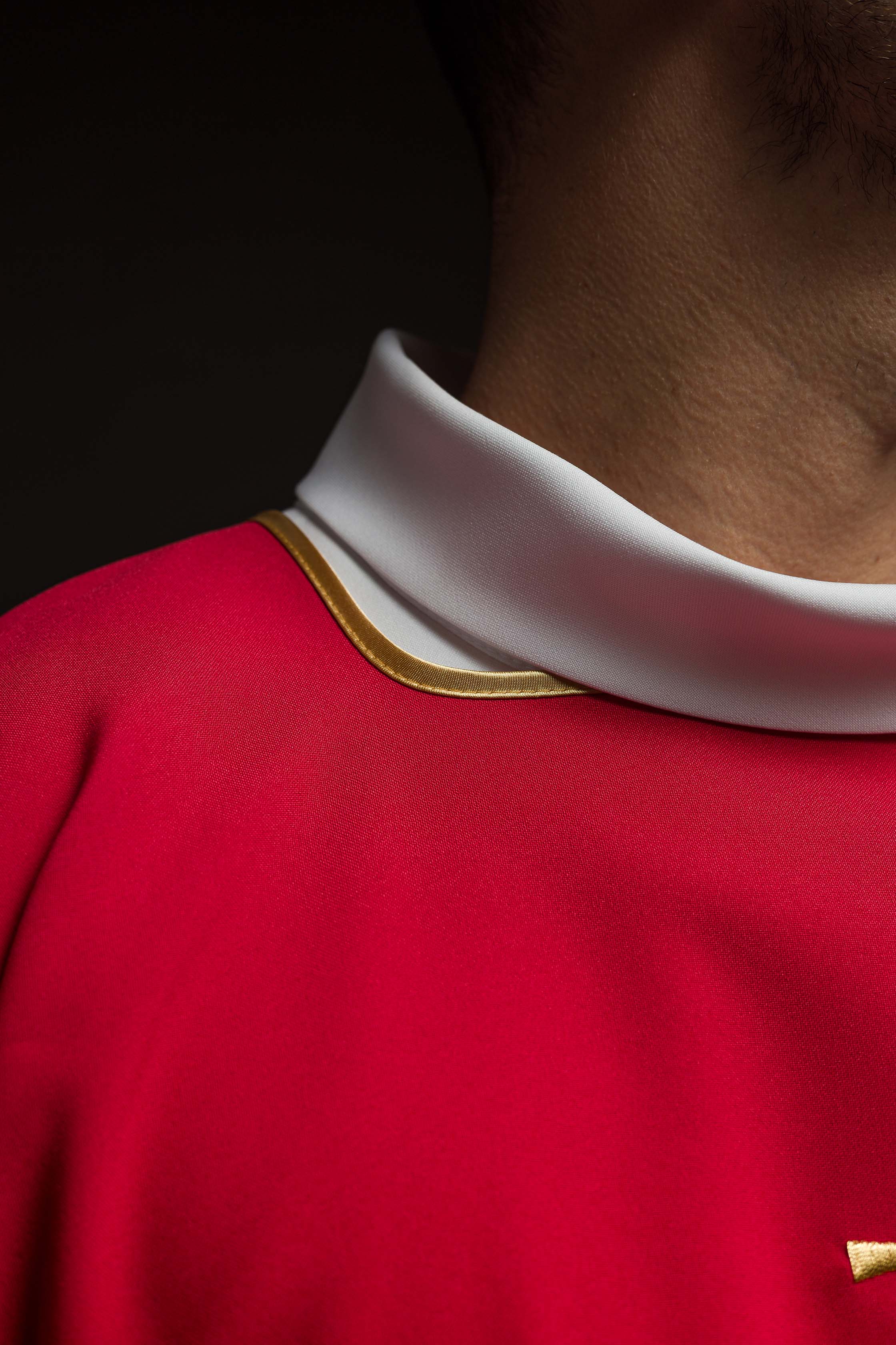 Dalmatiques rouges avec IHS brodé d'or