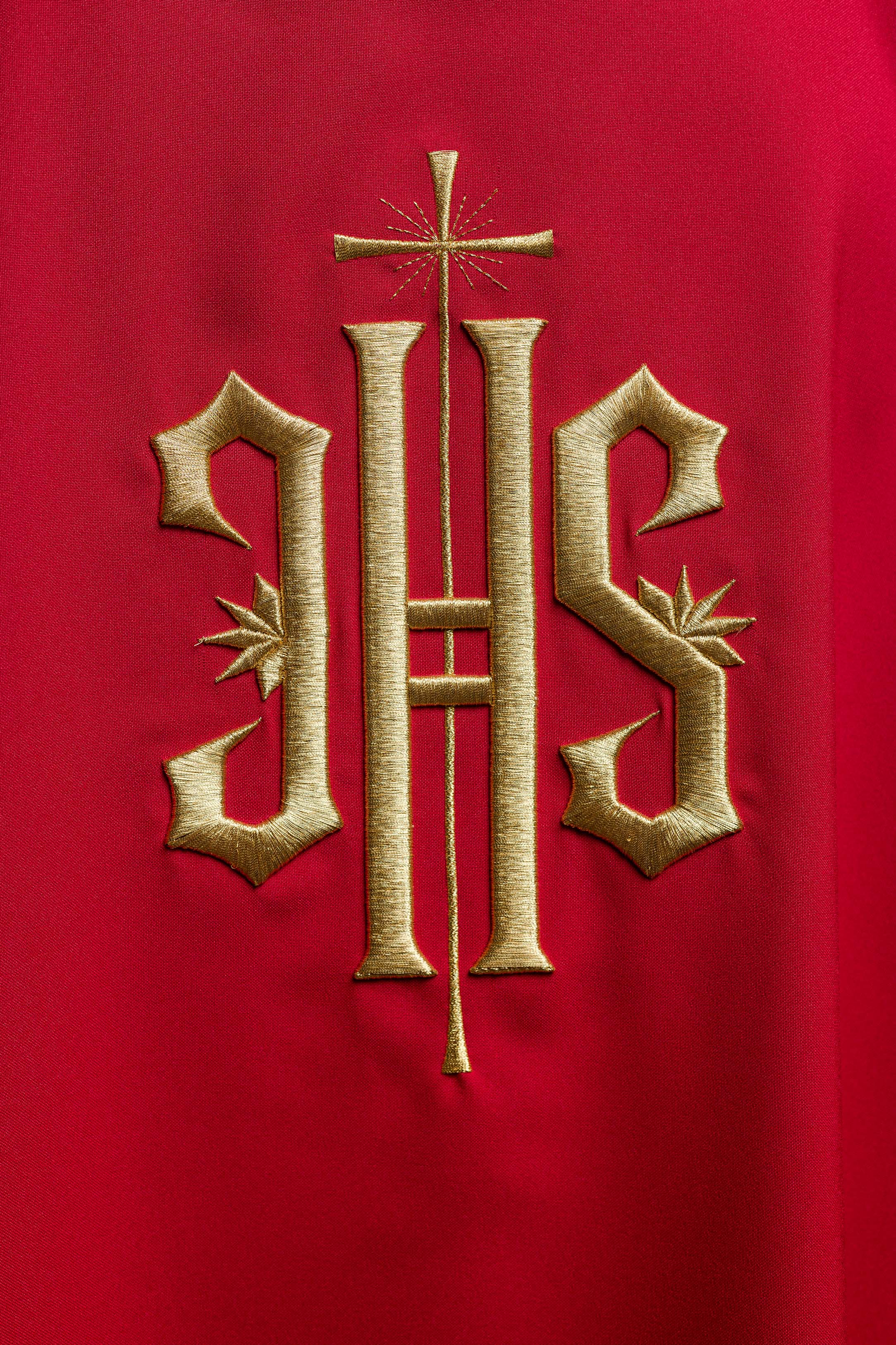 Dalmatiques rouges avec IHS brodé d'or