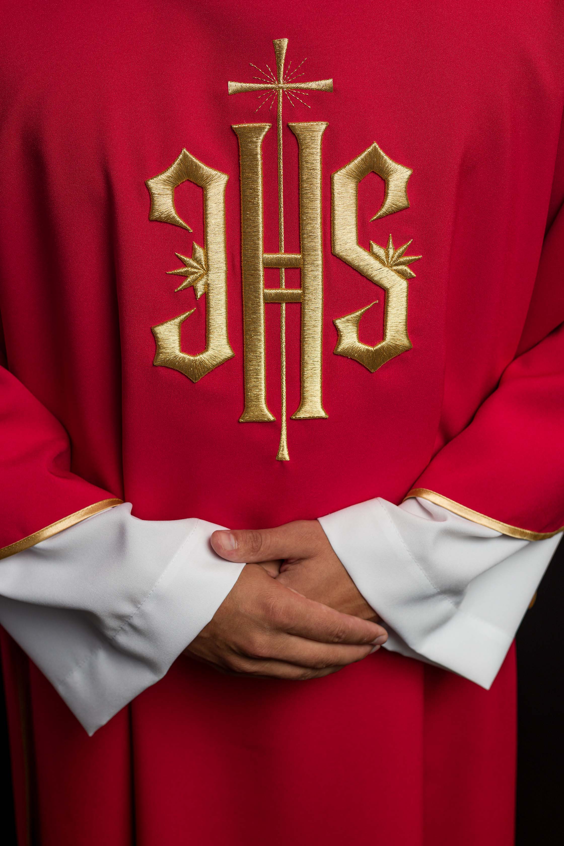 Dalmatiques rouges avec IHS brodé d'or