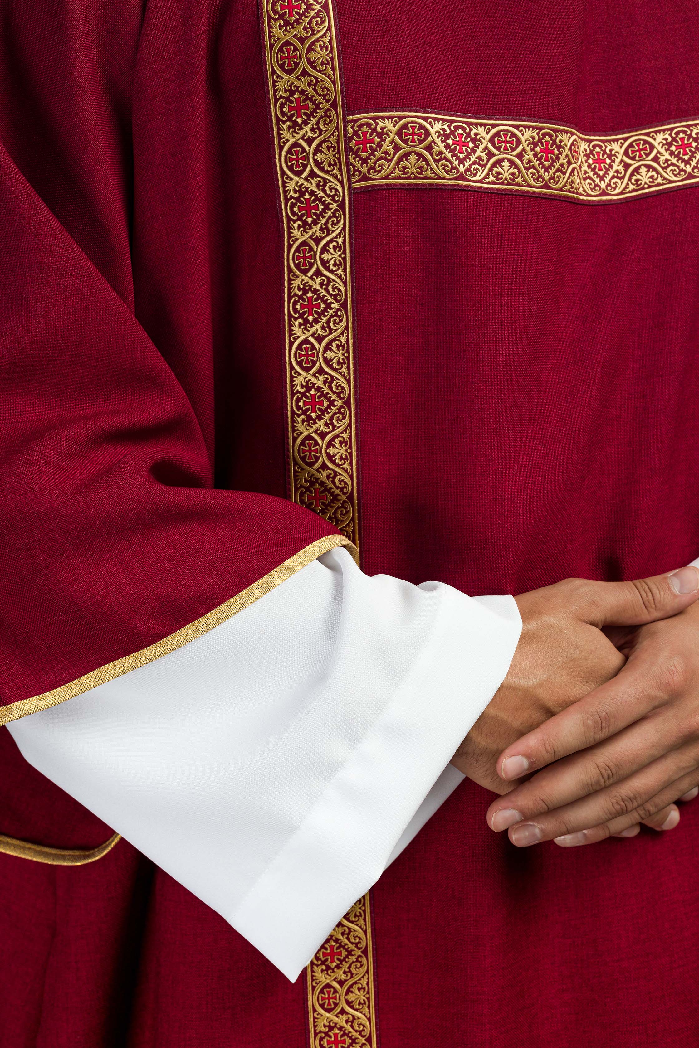 Dalmatique rouge décorée de rubans jacquard dorés