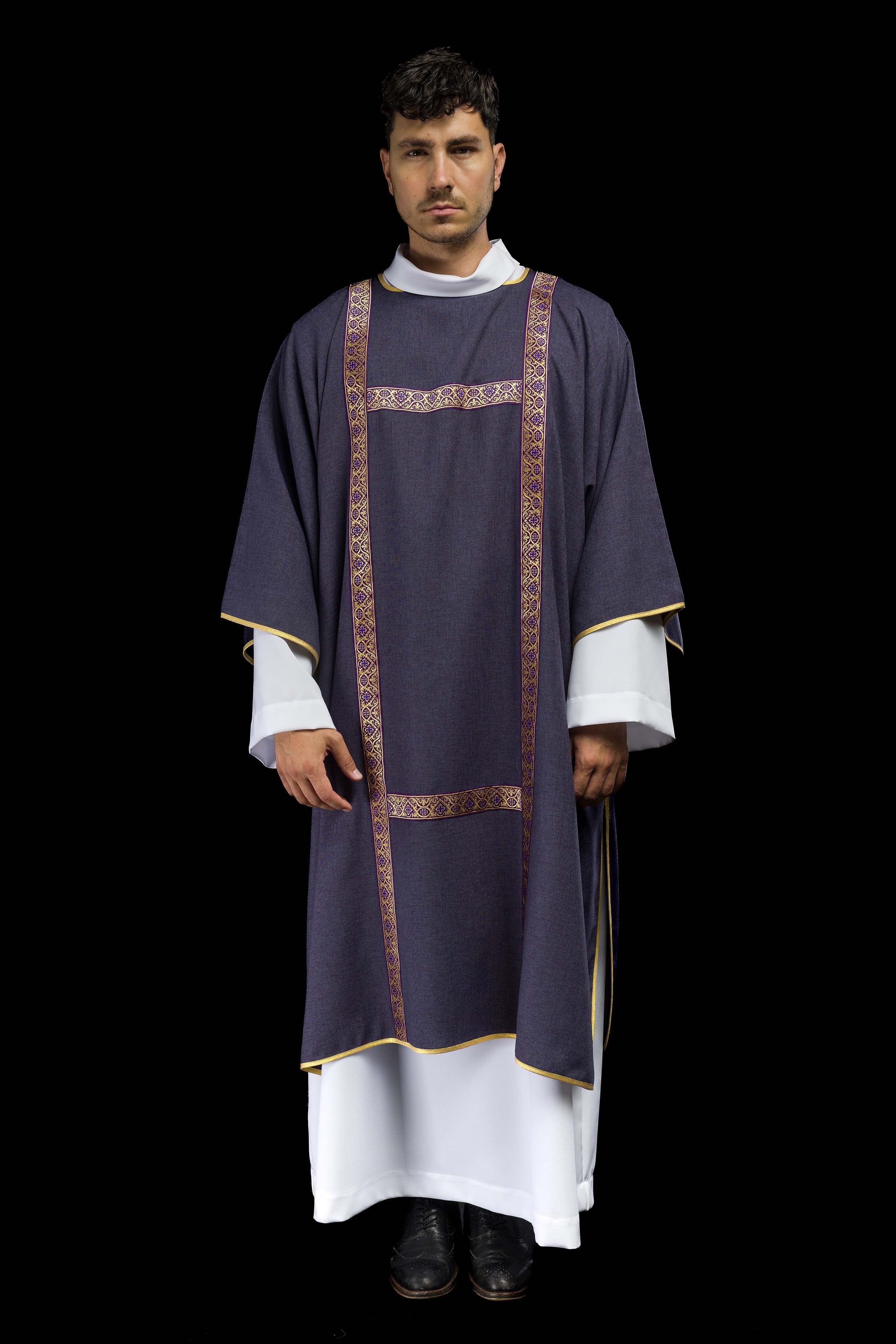 Dalmatique violette décorée de rubans jacquard dorés