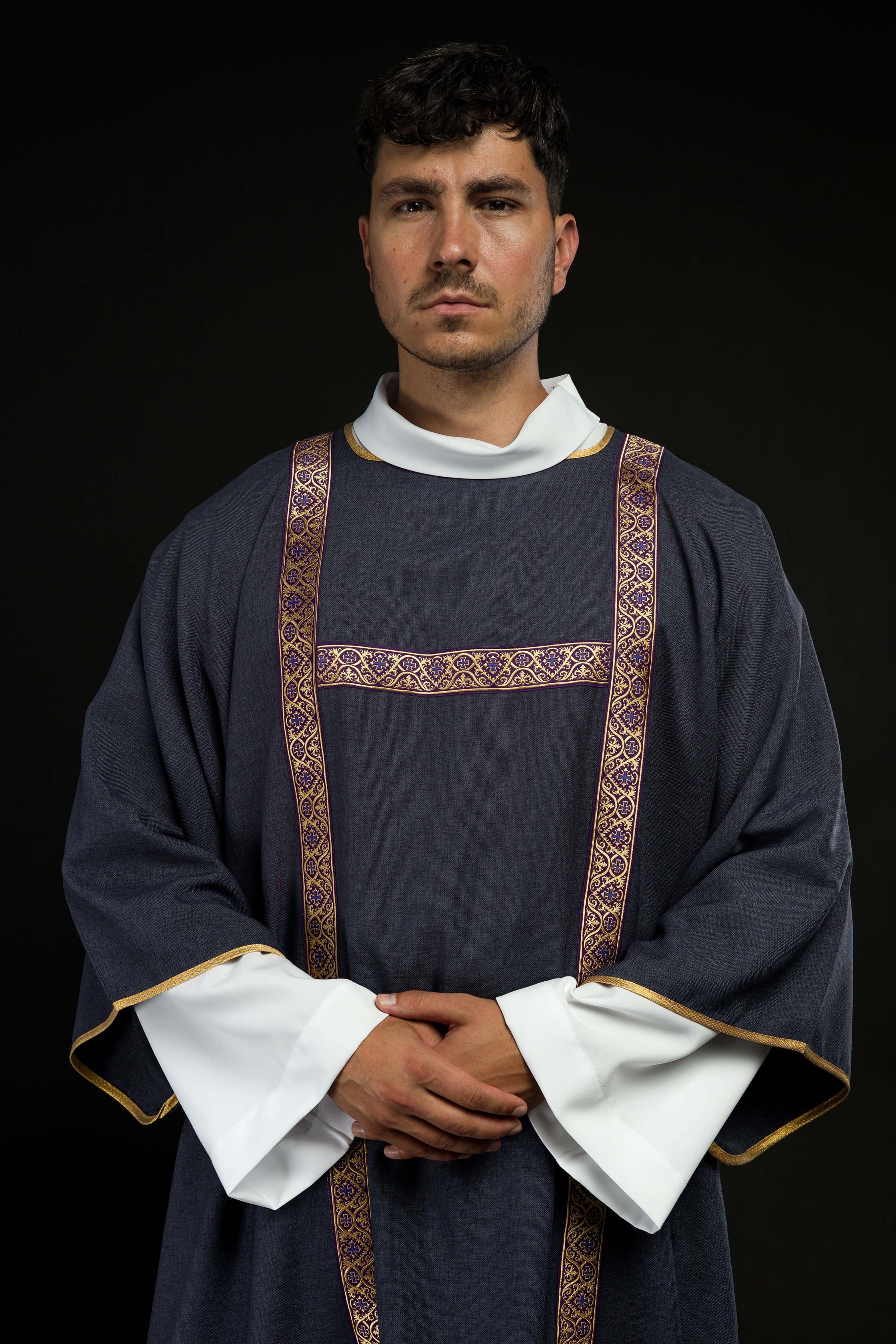 Dalmatique violette décorée de rubans jacquard dorés