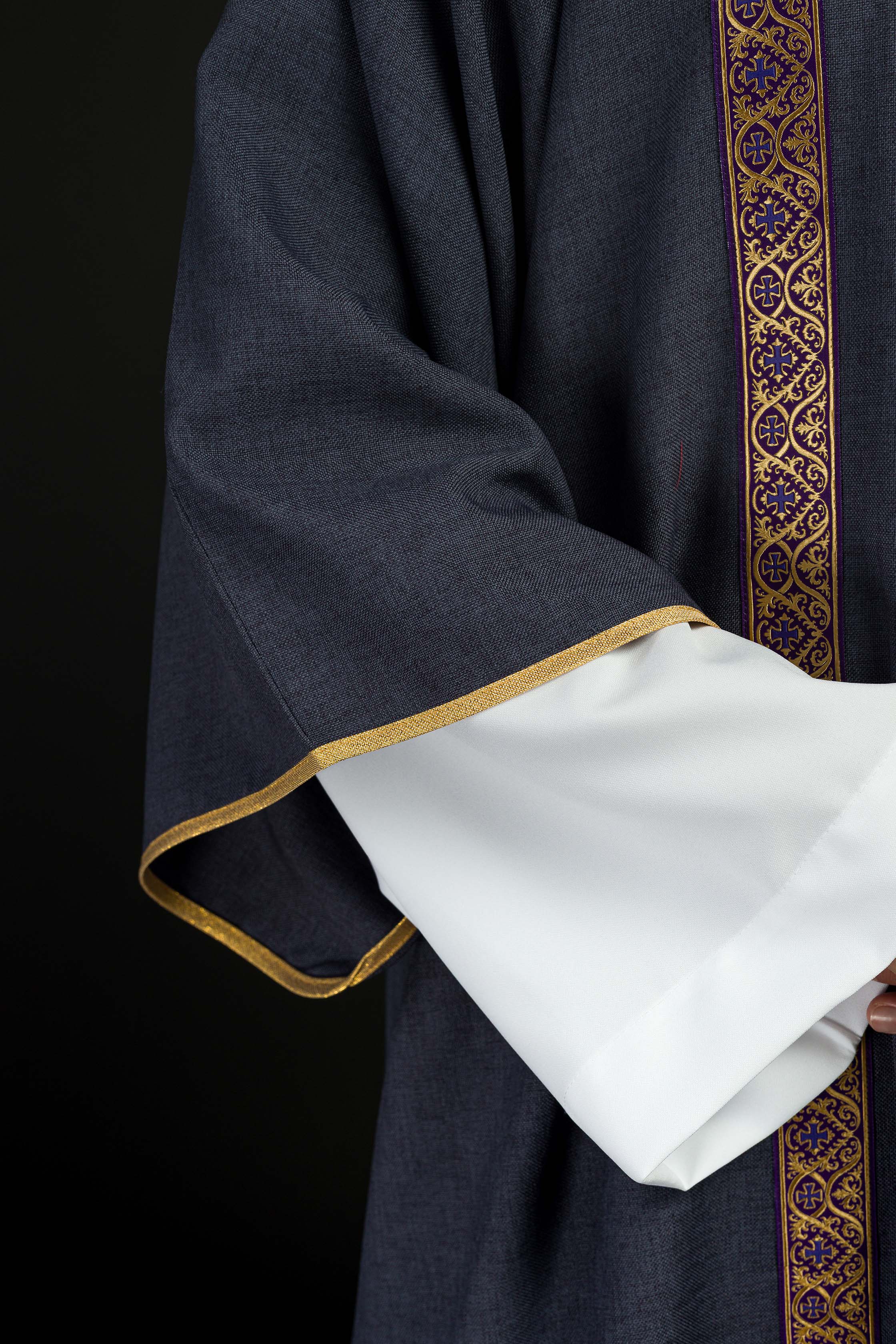 Dalmatique violette décorée de rubans jacquard dorés