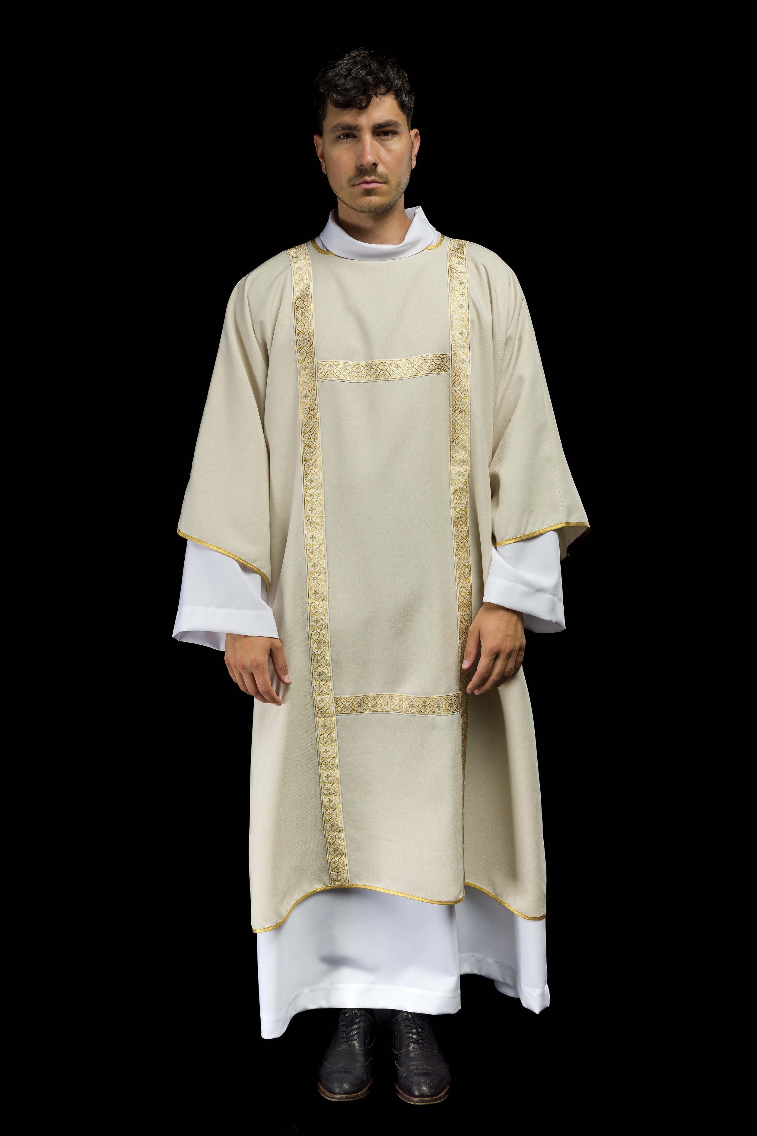 Dalmatique écrue décorée de rubans jacquard dorés