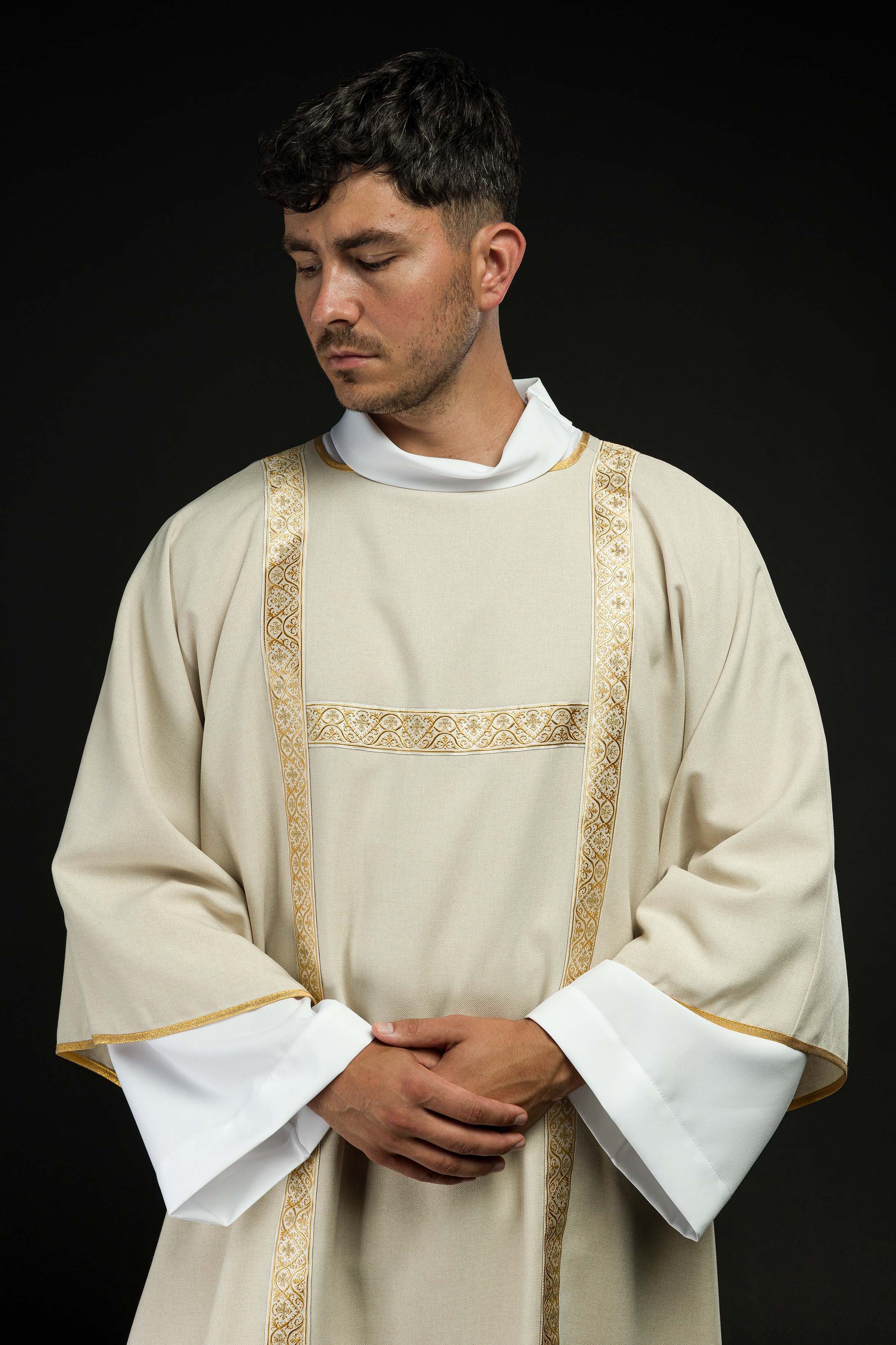 Dalmatique écrue décorée de rubans jacquard dorés
