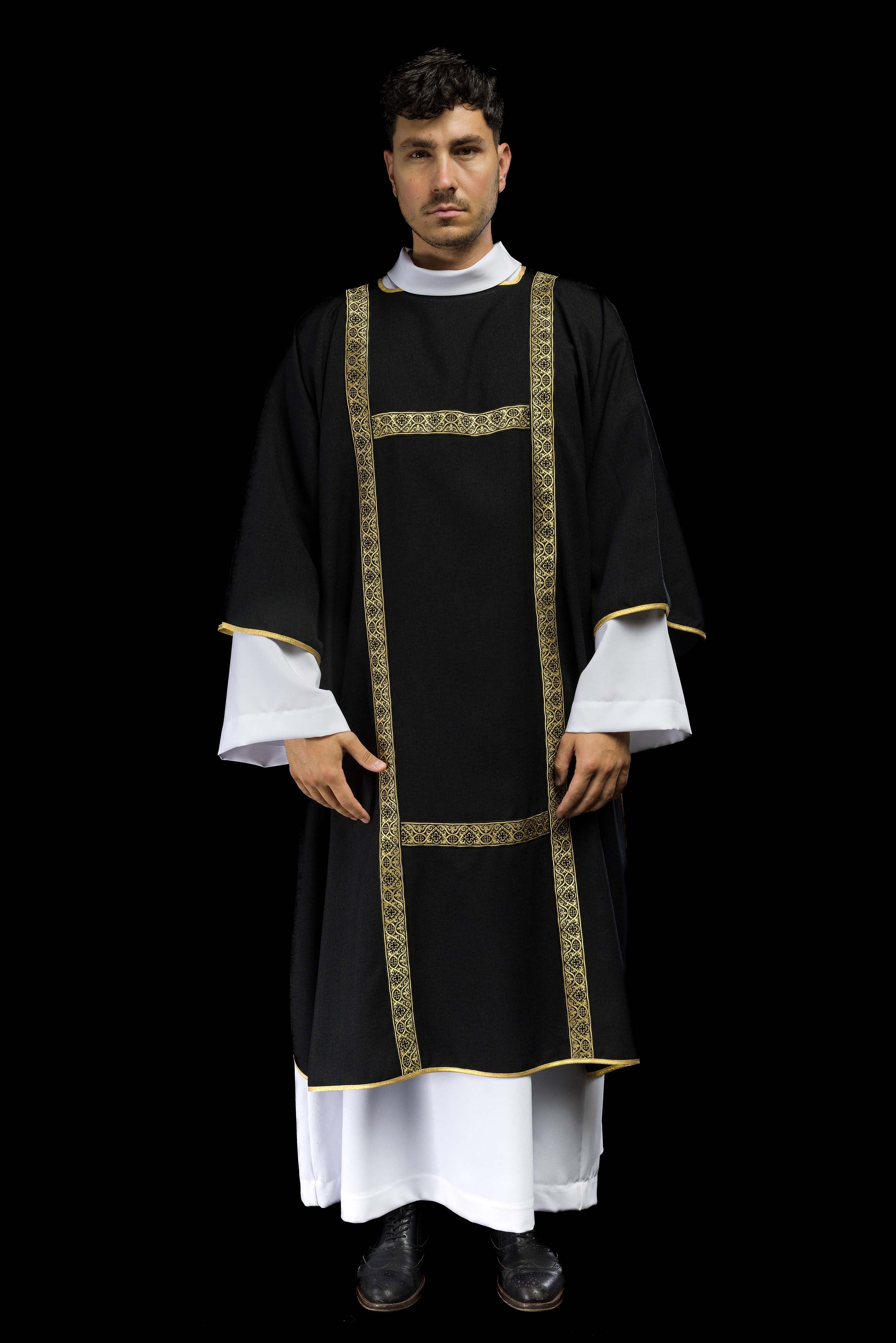 Dalmatique noire décorée de rubans jacquard dorés