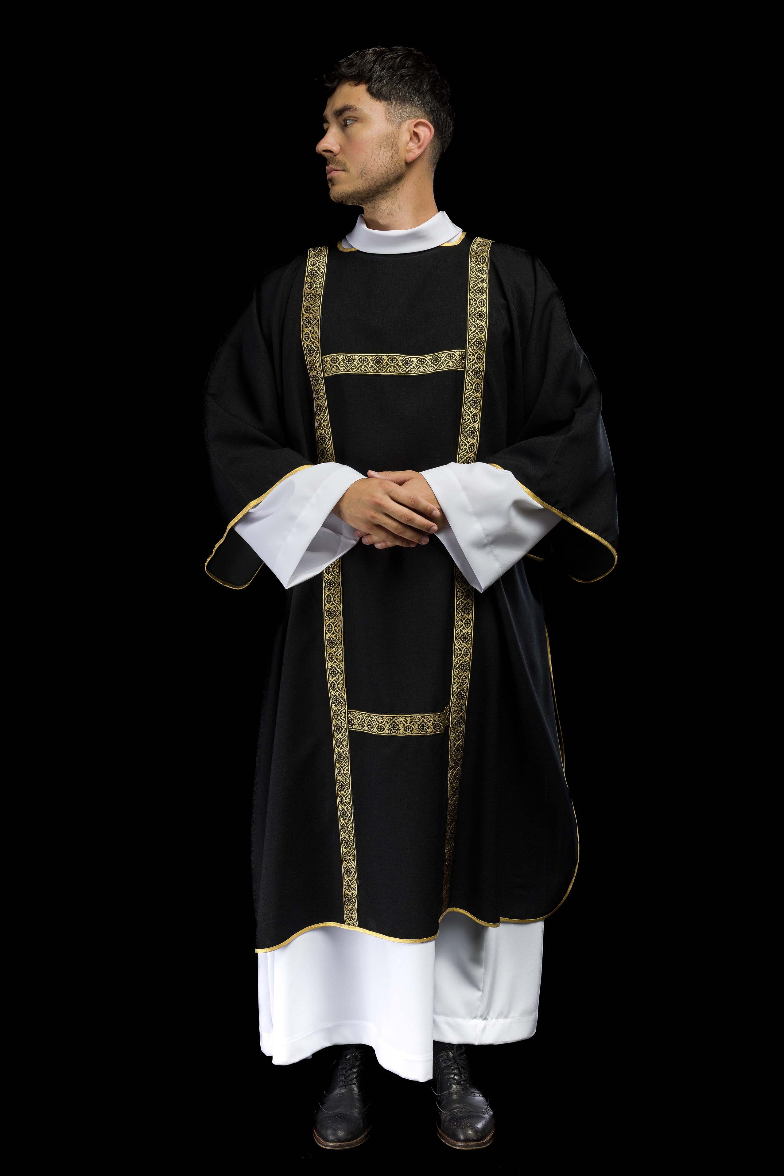 Dalmatique noire décorée de rubans jacquard dorés