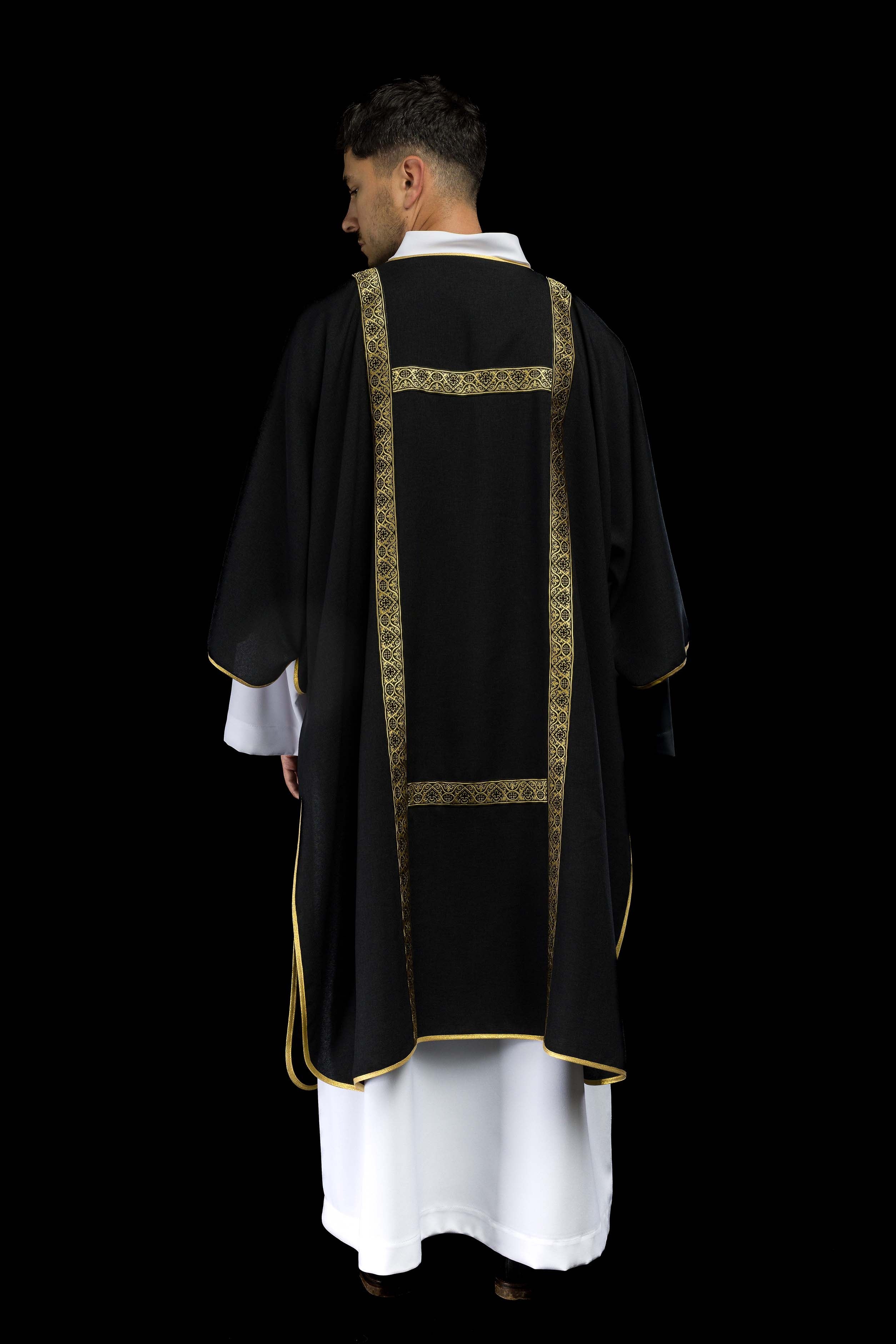 Dalmatique noire décorée de rubans jacquard dorés