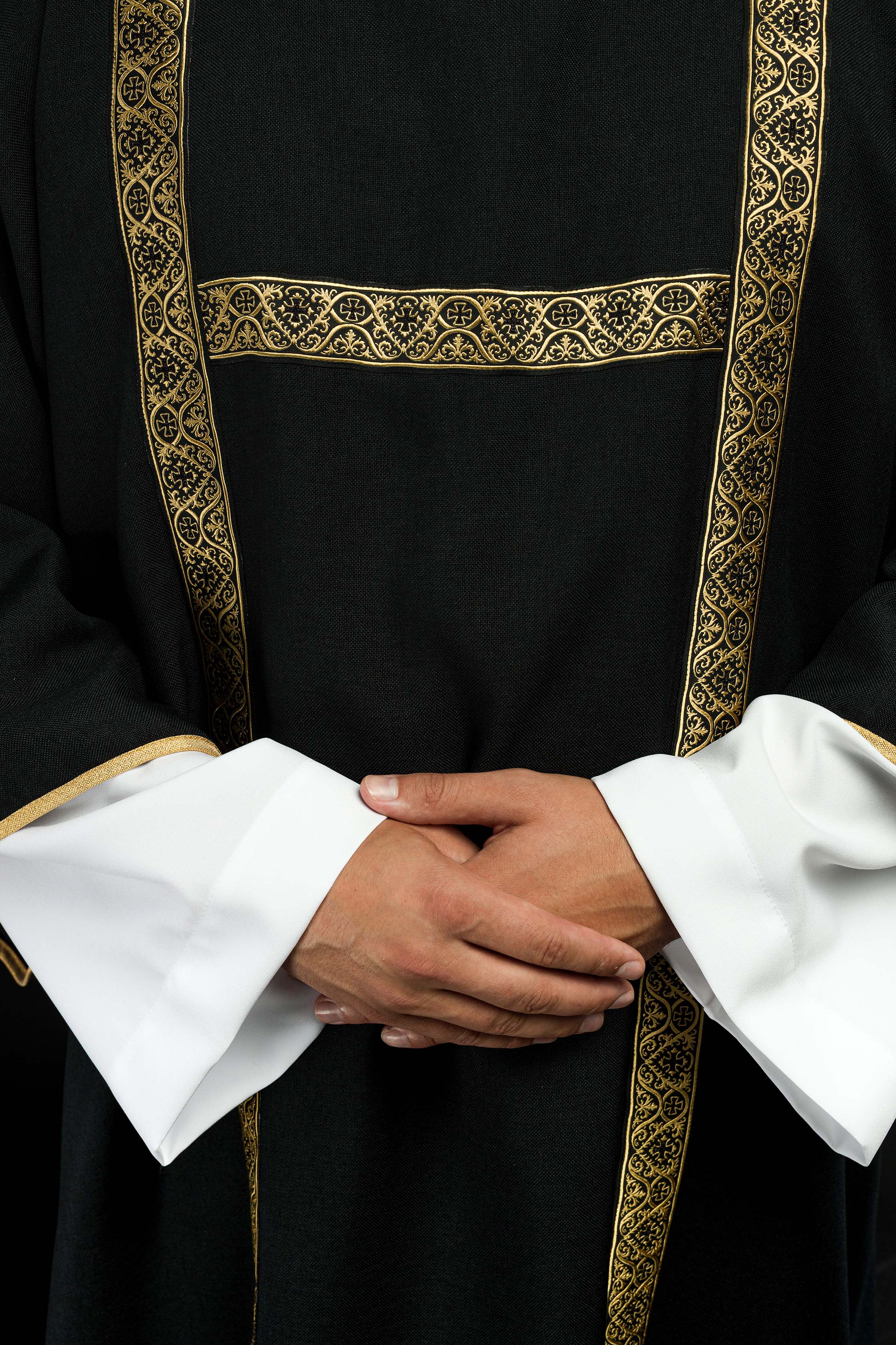 Dalmatique noire décorée de rubans jacquard dorés