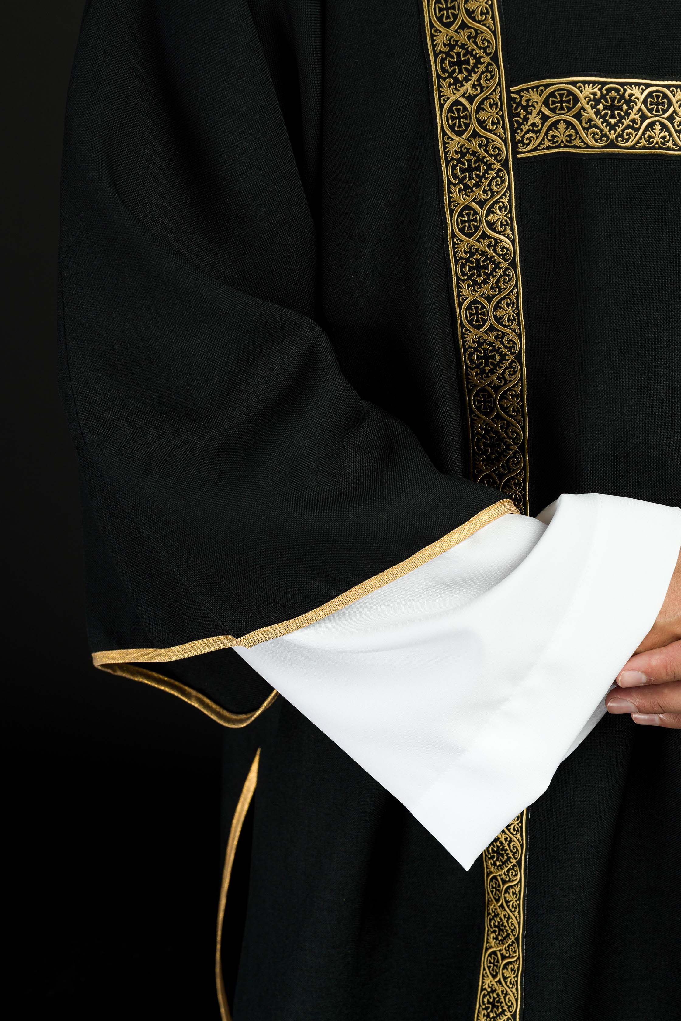 Dalmatique noire décorée de rubans jacquard dorés